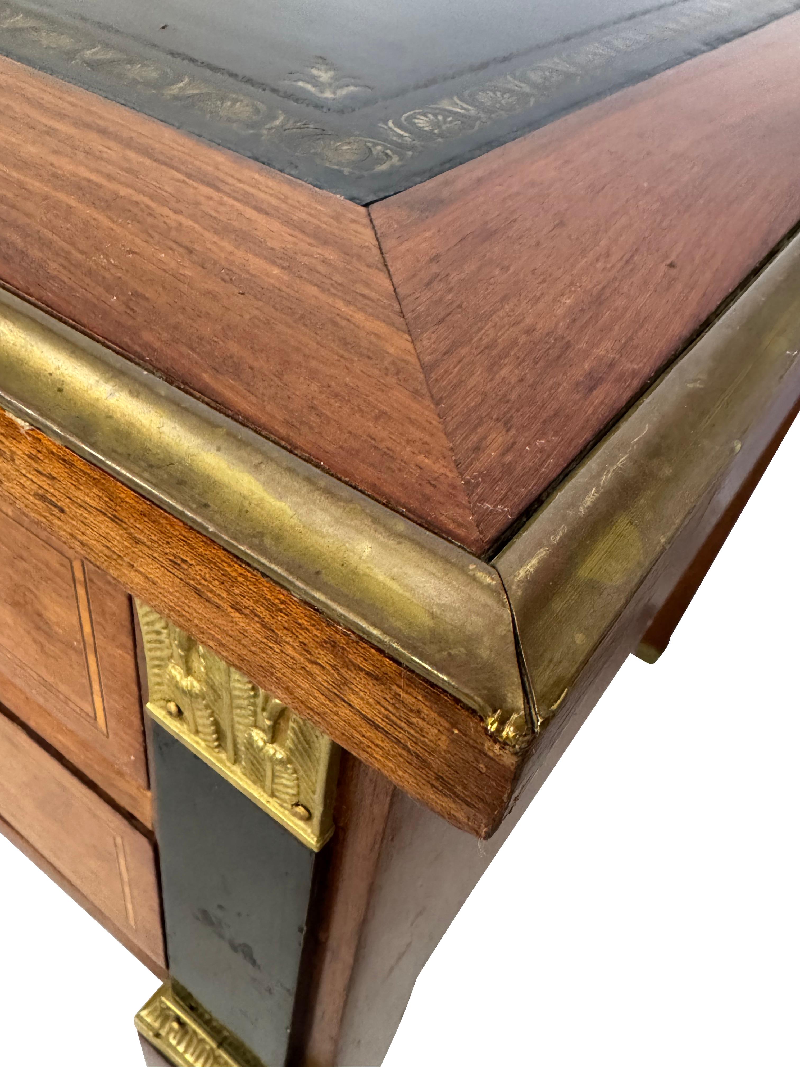 Louis Philippe Style Lederschreibtisch mit seitlichen Auszügen und vergoldeten Akzenten im Angebot 9