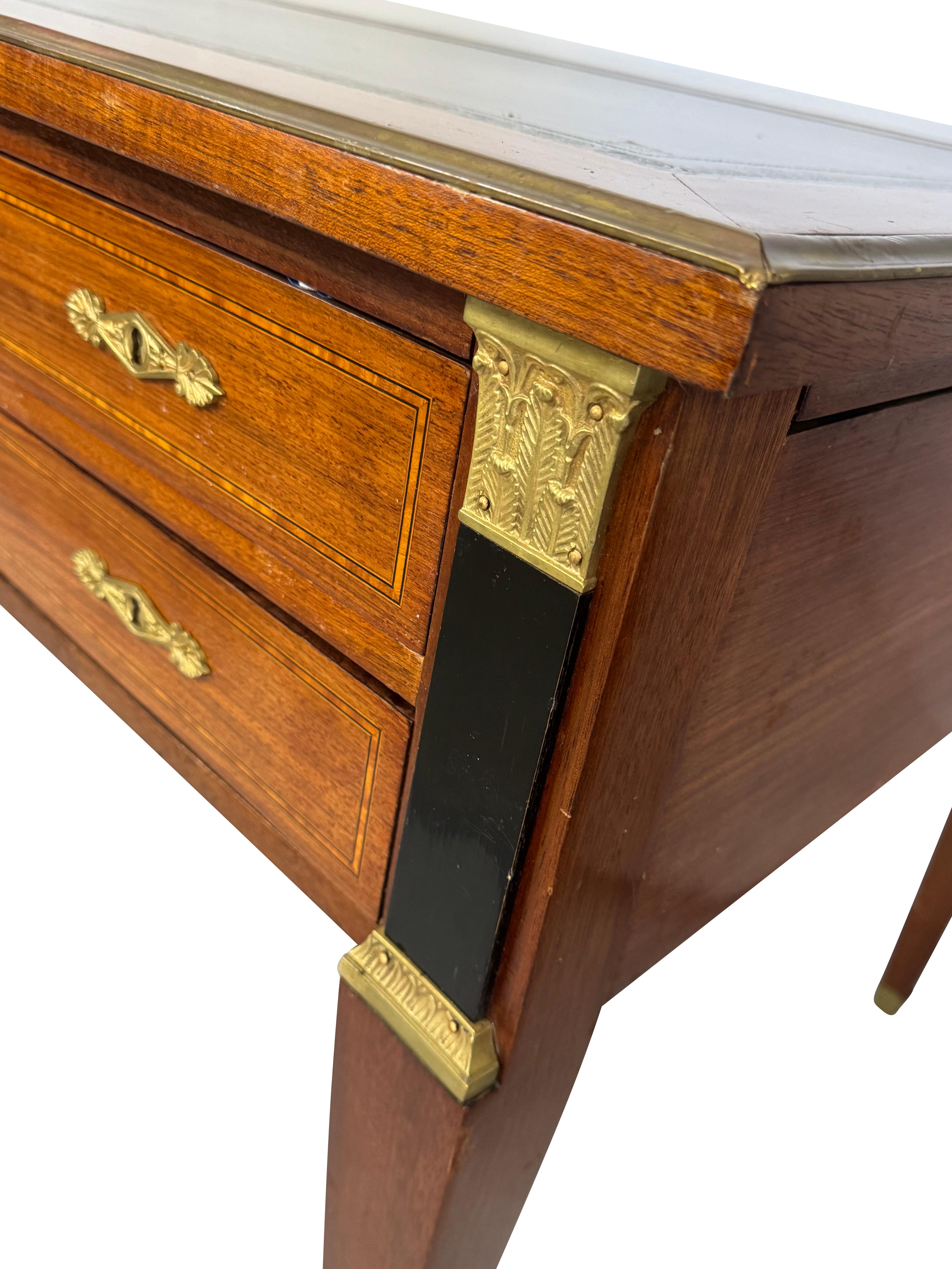 Louis Philippe Style Lederschreibtisch mit seitlichen Auszügen und vergoldeten Akzenten im Angebot 10
