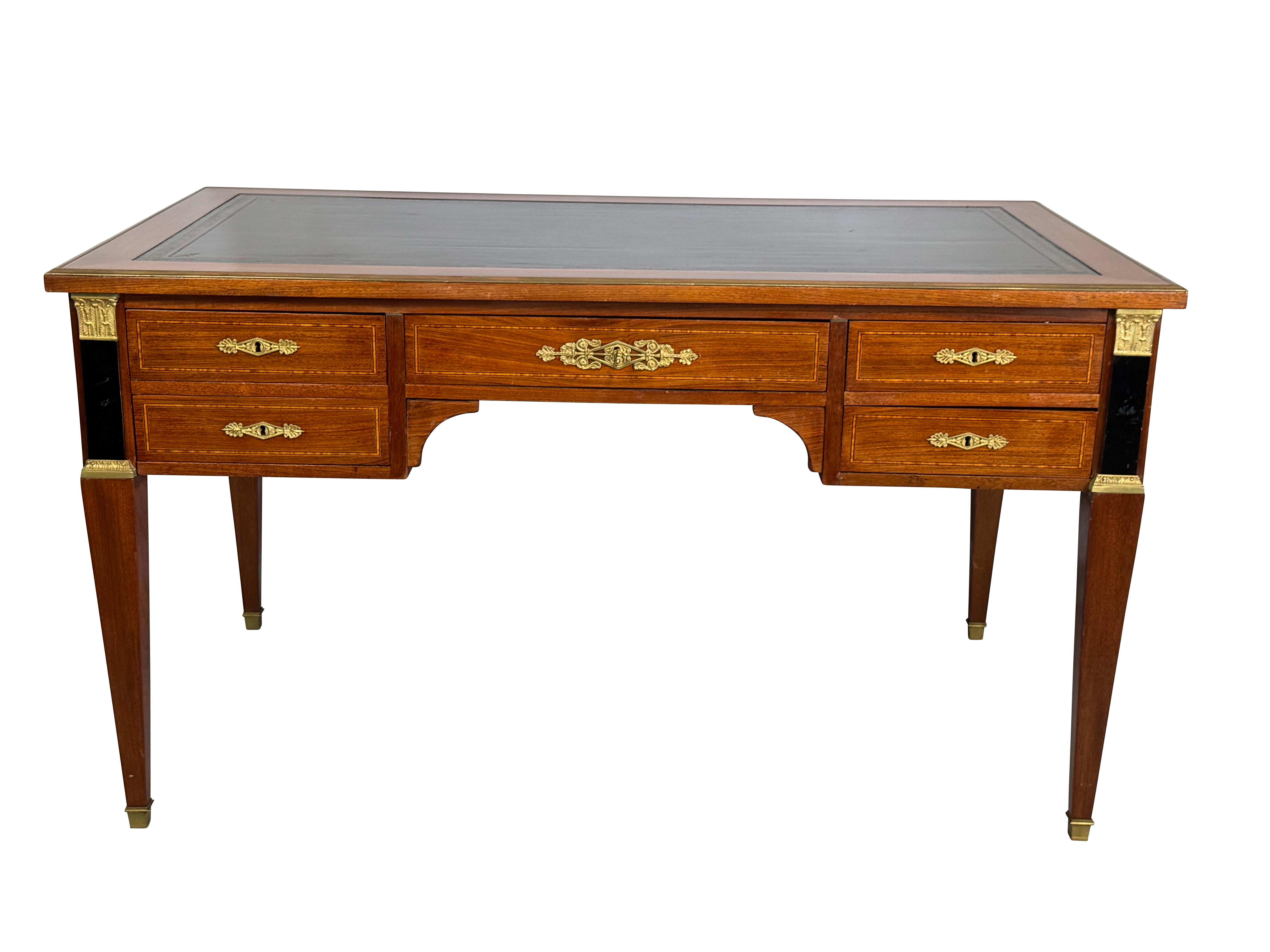 Lederschreibtisch im Louis Philippe-Stil mit seitlichen Auszügen. Ein sehr großer Schreibtisch mit verjüngten Beinen, die mit schwarzen Ebenholzkappen und eleganten Messingzierleisten im neoklassischen Stil versehen sind. Es gibt eine Hauptschublade