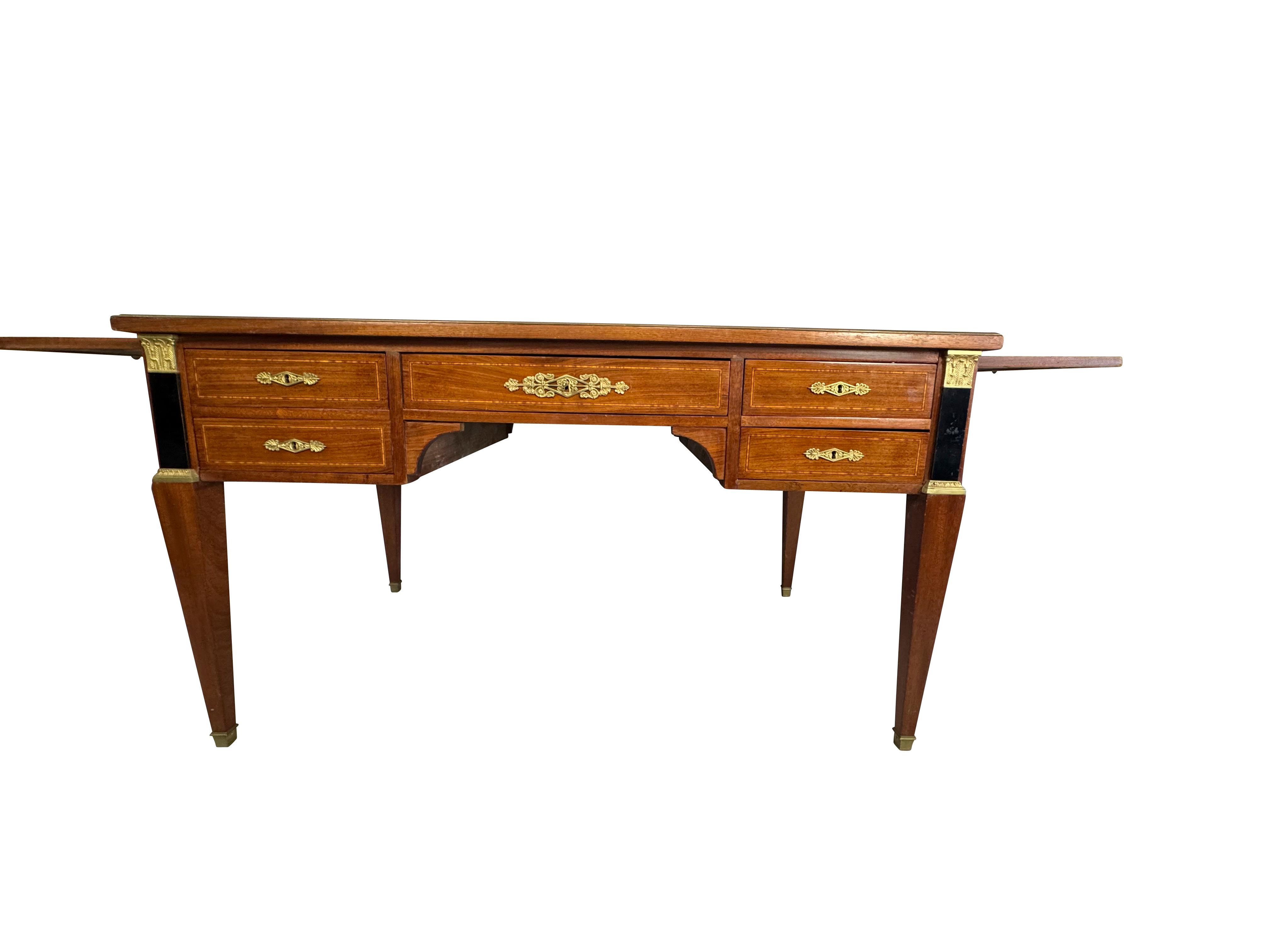 Louis Philippe Style Lederschreibtisch mit seitlichen Auszügen und vergoldeten Akzenten (Neoklassisch) im Angebot