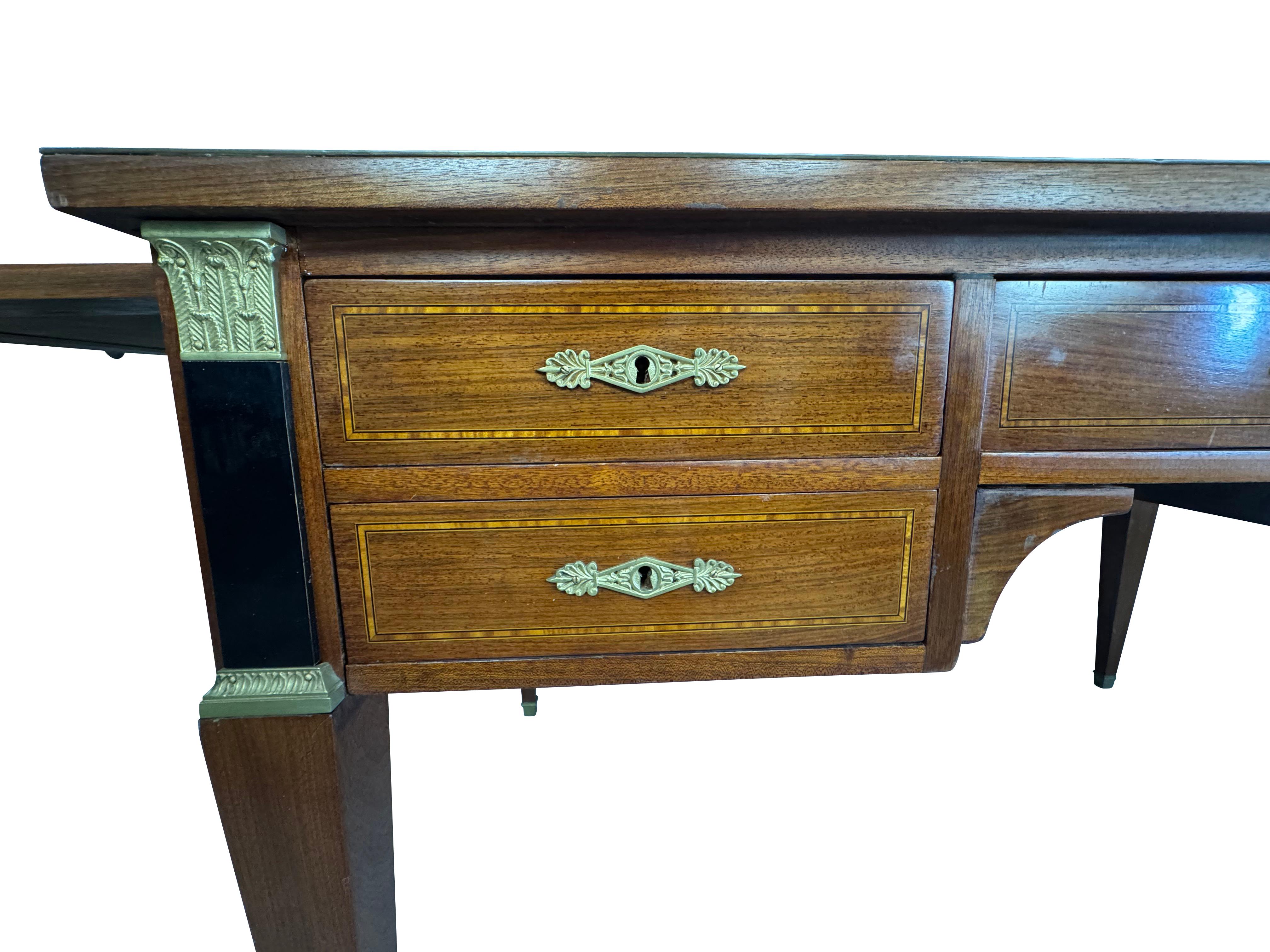 Louis Philippe Style Lederschreibtisch mit seitlichen Auszügen und vergoldeten Akzenten im Zustand „Gut“ im Angebot in Essex, MA