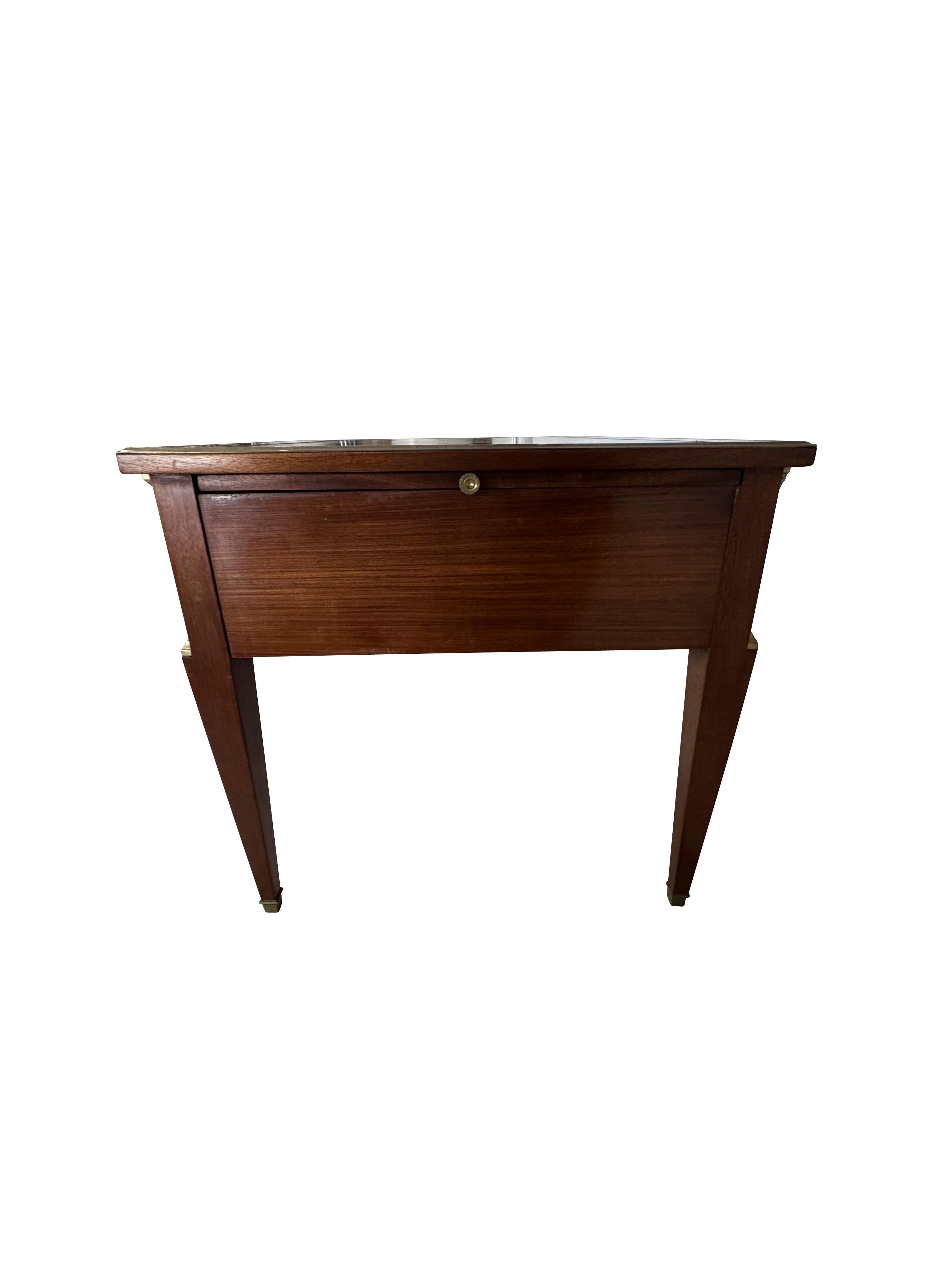Louis Philippe Style Lederschreibtisch mit seitlichen Auszügen und vergoldeten Akzenten im Angebot 3