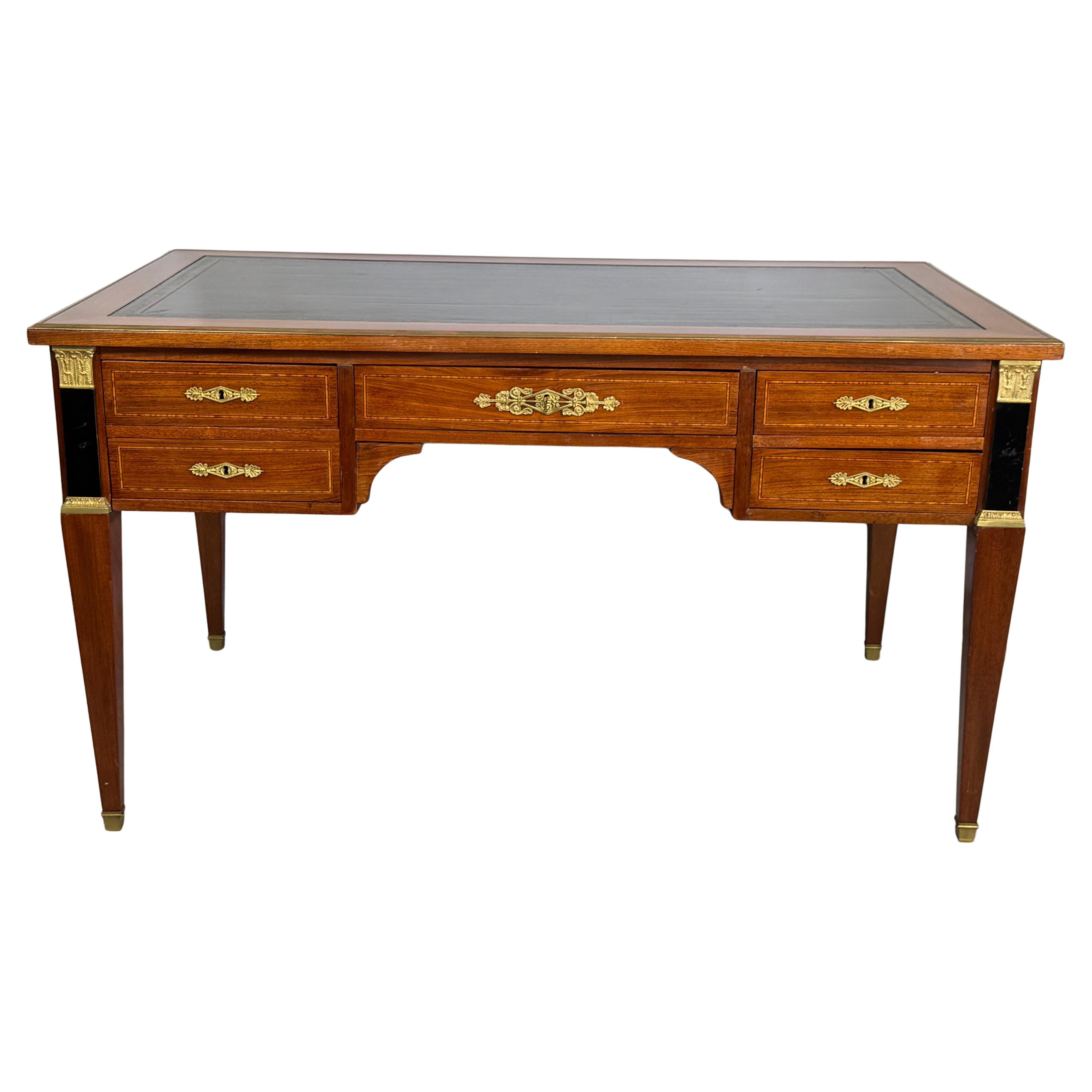 Louis Philippe Style Lederschreibtisch mit seitlichen Auszügen und vergoldeten Akzenten