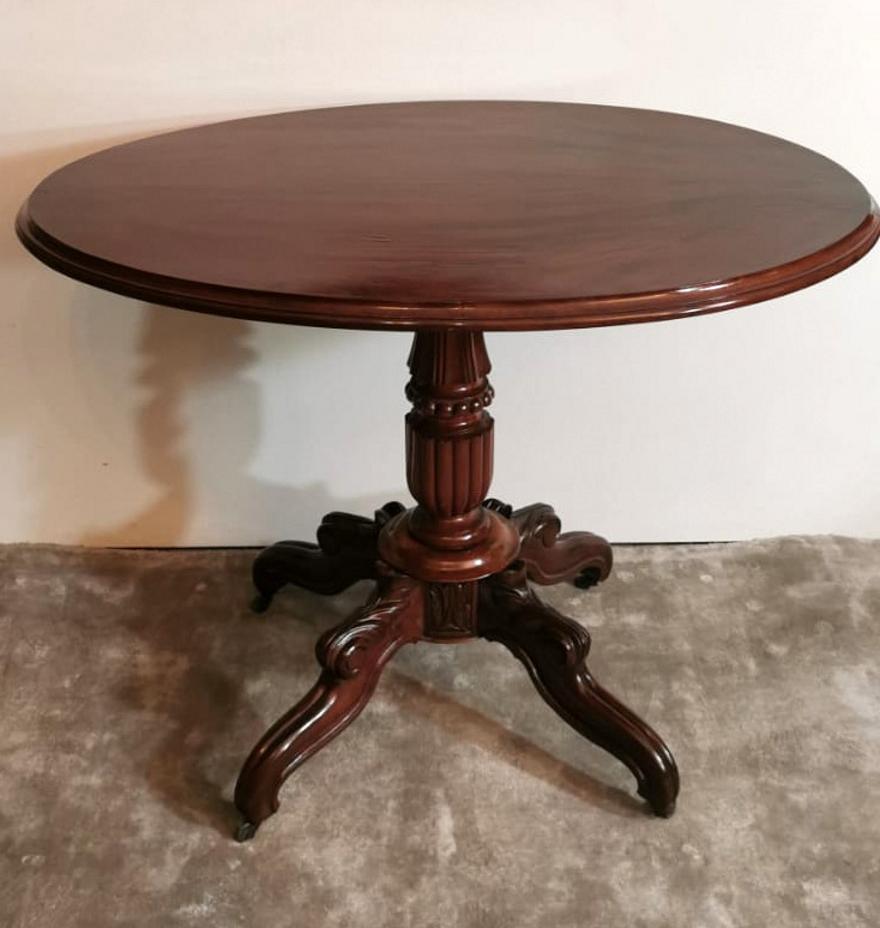 We kindly suggest you read the whole description, because with it we try to give you detailed technical and historical information to guarantee the authenticity of our objects.
Splendid and sober mahogany sail table; the wood is of exceptional