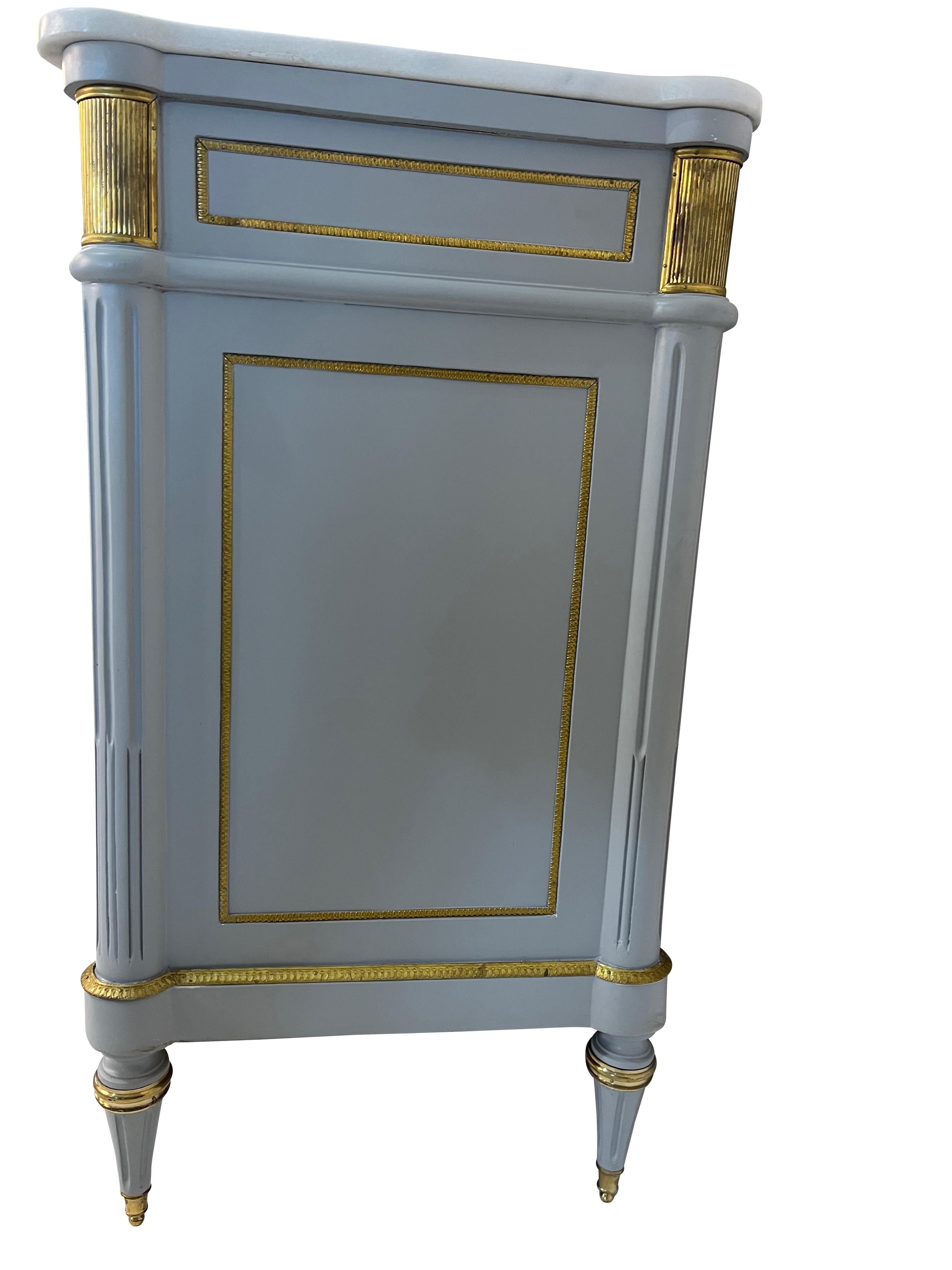 Pulverblauer bemalter Schrank/Buffetschrank im Stil von Louis Philippe mit weißer Marmorplatte (Bronze) im Angebot