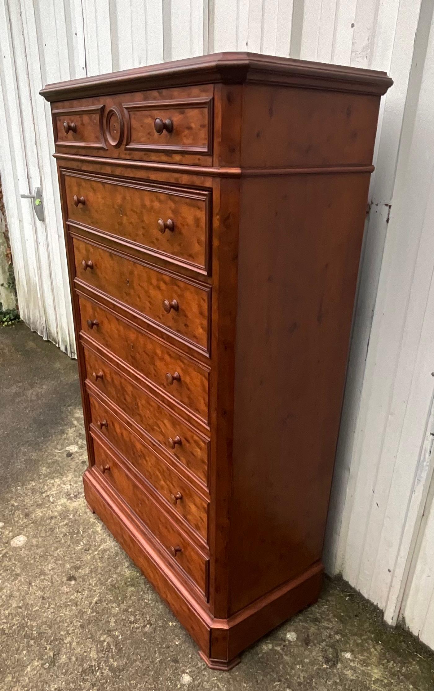 Louis Philippe Style Speckled Mahogany Weekly Chest, Late 19th Century In Good Condition In SAINT-CLÉMENT-DE-LA-PLACE, FR