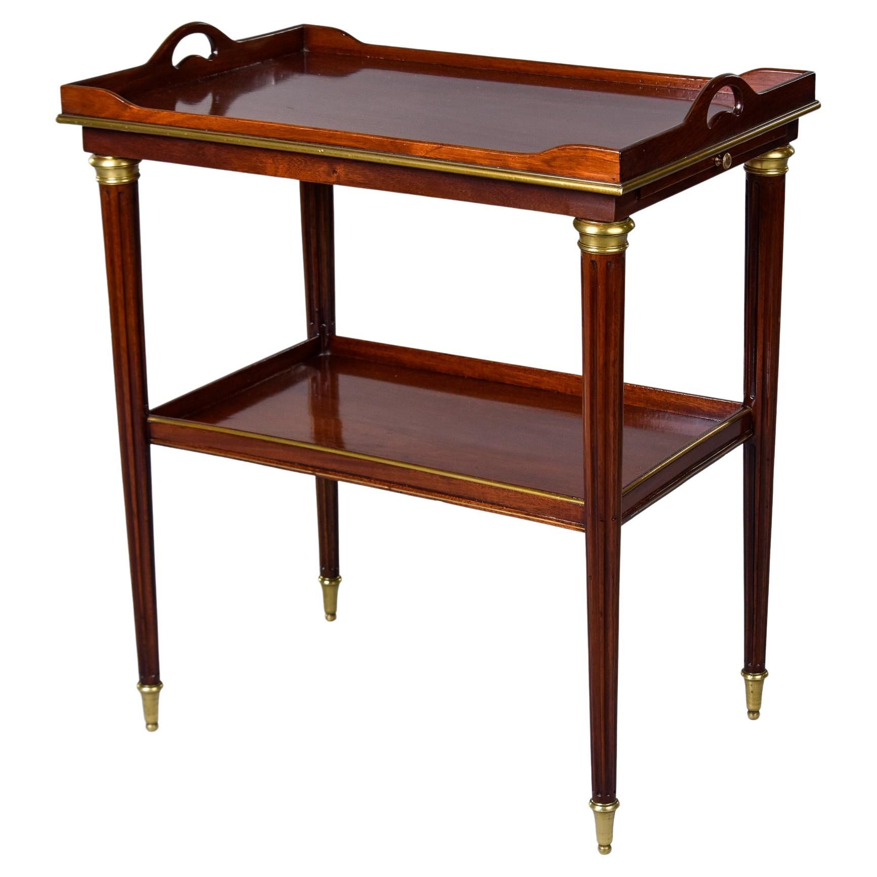 Table de style Louis Philippe en acajou avec plateau et accessoires en laiton