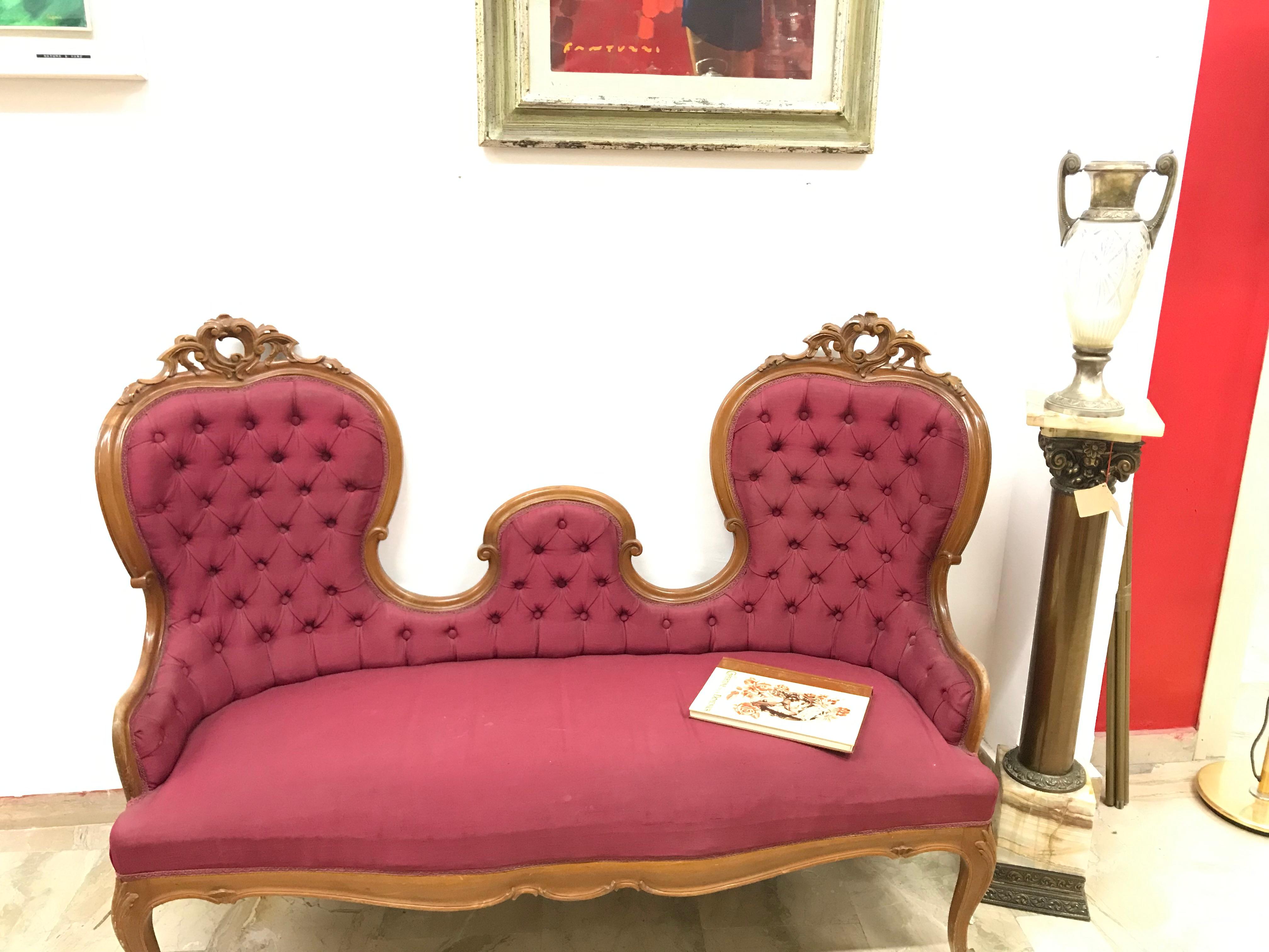 Comfortable Louis Philippe style three-seat sofa with wooden frame.
The upholstery is in burgundy fabric with a quilted back that gives it an extra touch of elegance.
Foam padding
The lining is finished in rope.
In good condition with some small