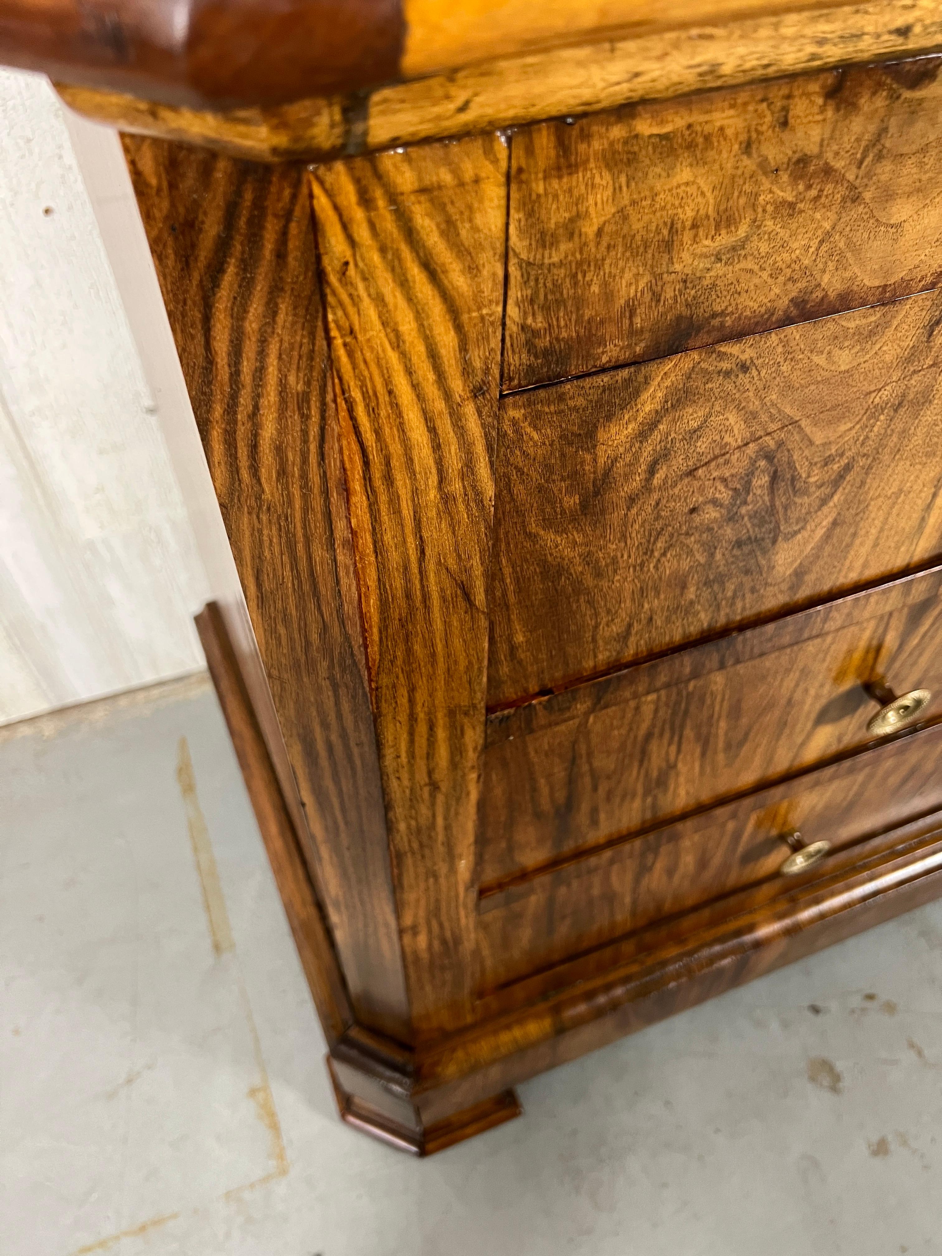 Commode à trois tiroirs Louis Philippe en vente 5