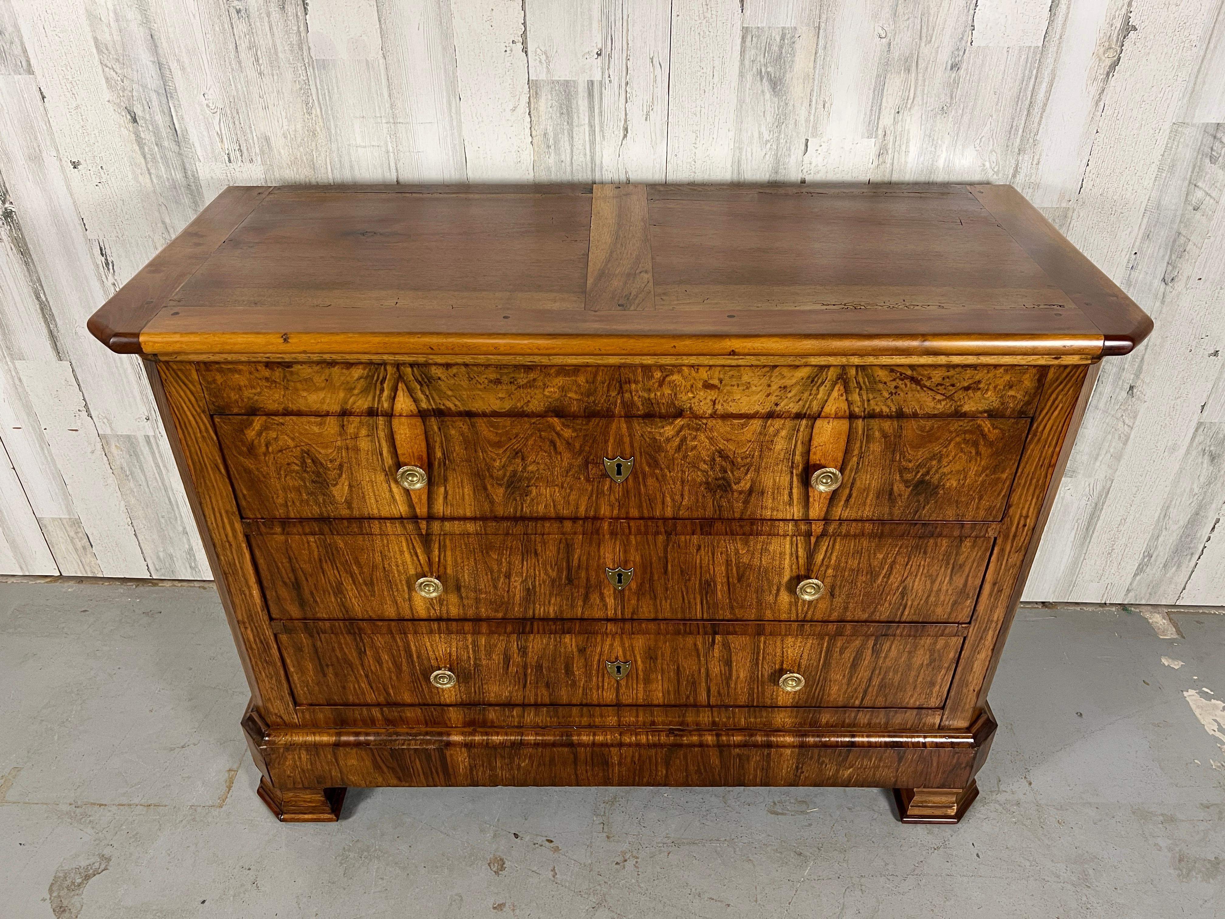 Commode à trois tiroirs Louis Philippe Bon état - En vente à Denton, TX