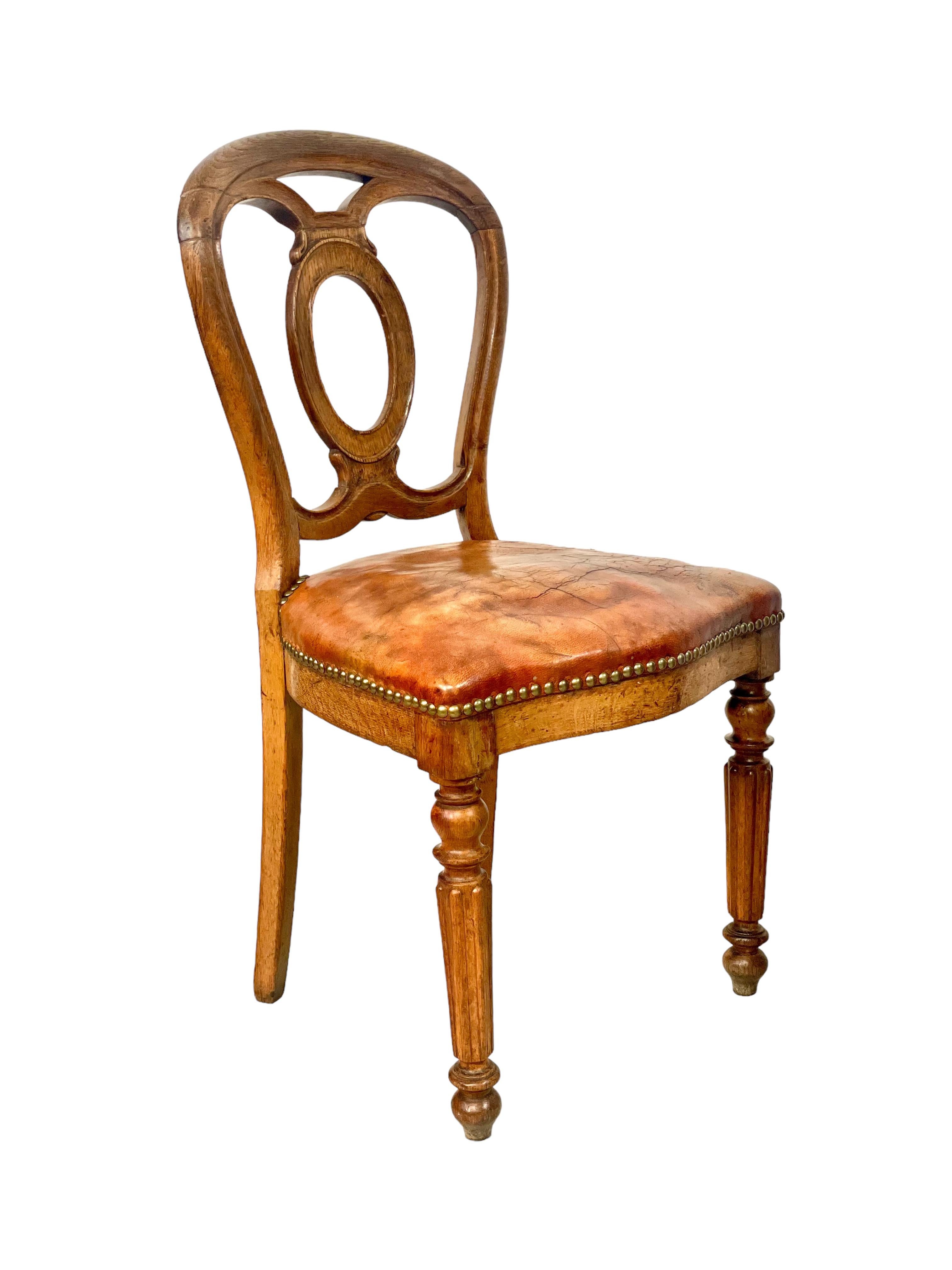 Sedia laterale Louis Philippe in noce e pelle in vendita 4