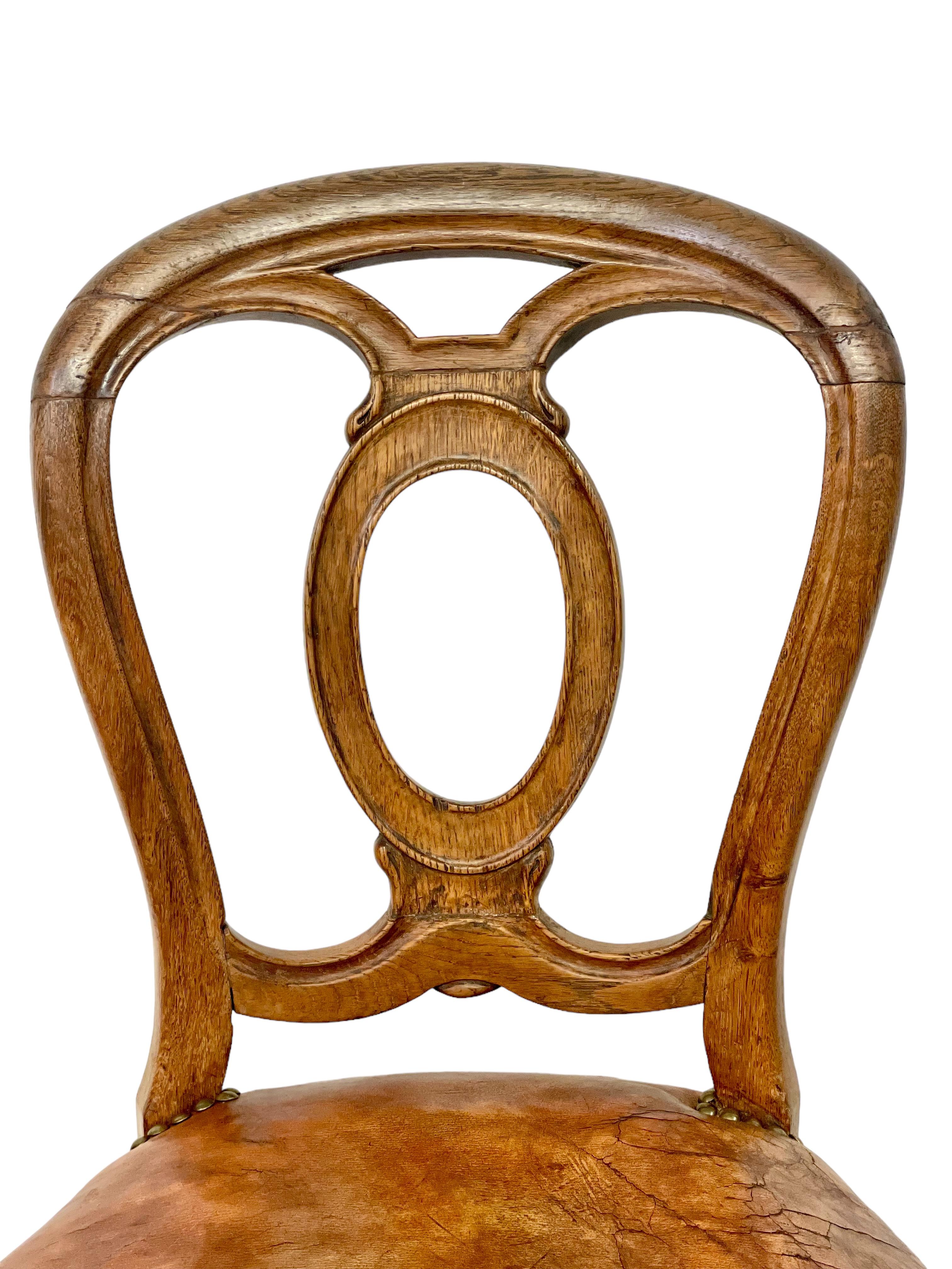 Sedia laterale Louis Philippe in noce e pelle in vendita 6