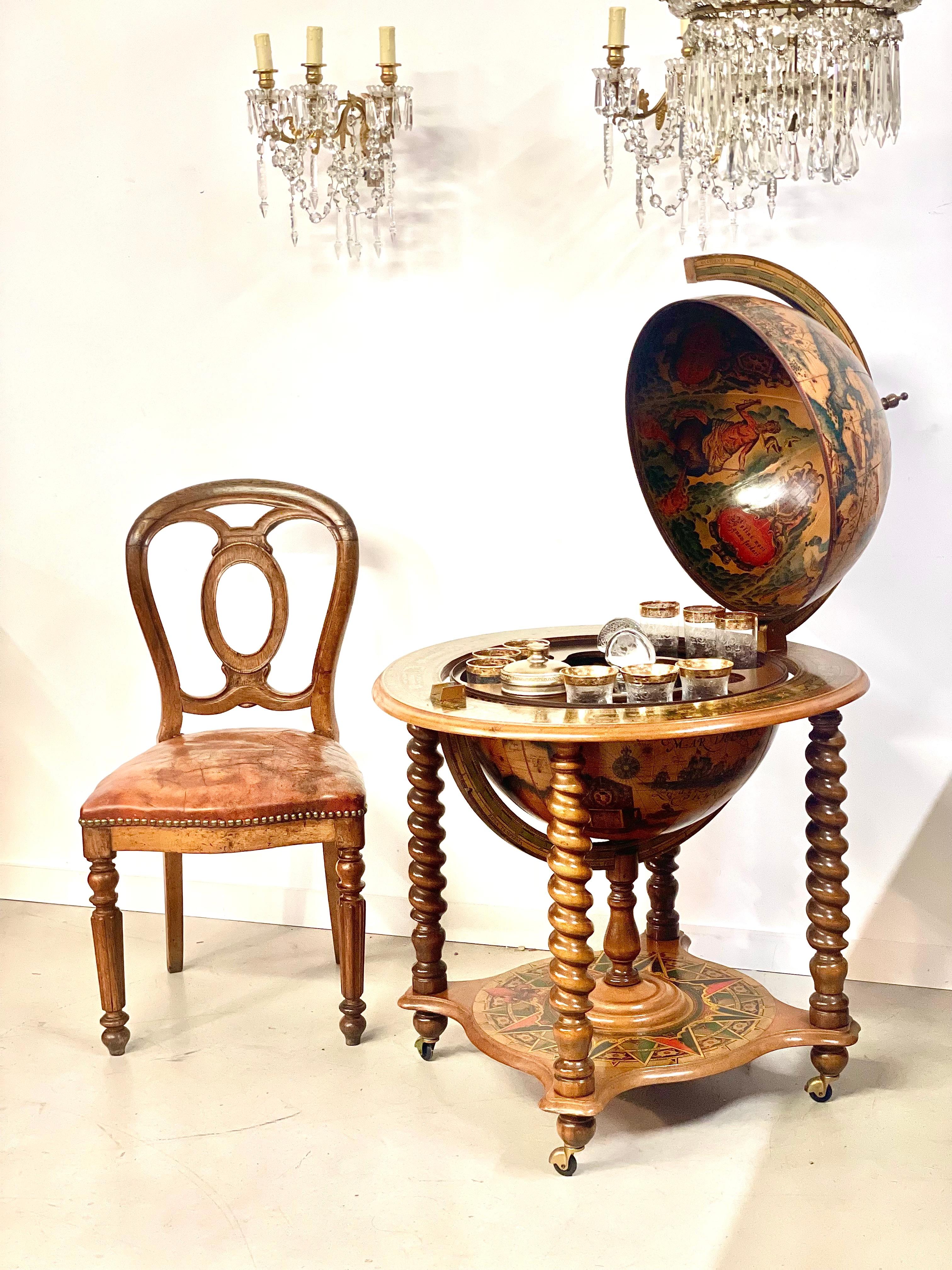 Sedia laterale Louis Philippe in noce e pelle in vendita 8