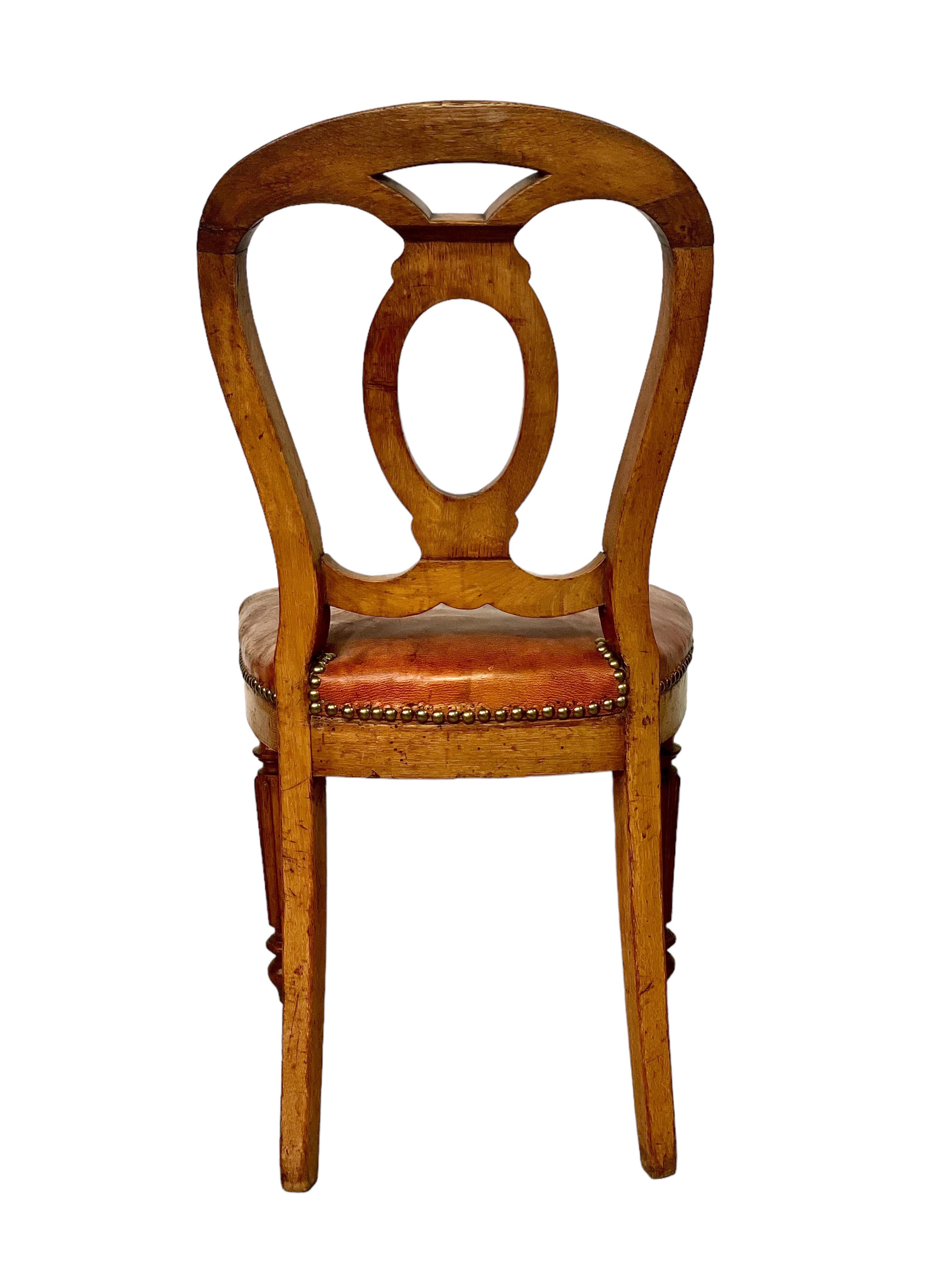 Sedia laterale Louis Philippe in noce e pelle in vendita 1
