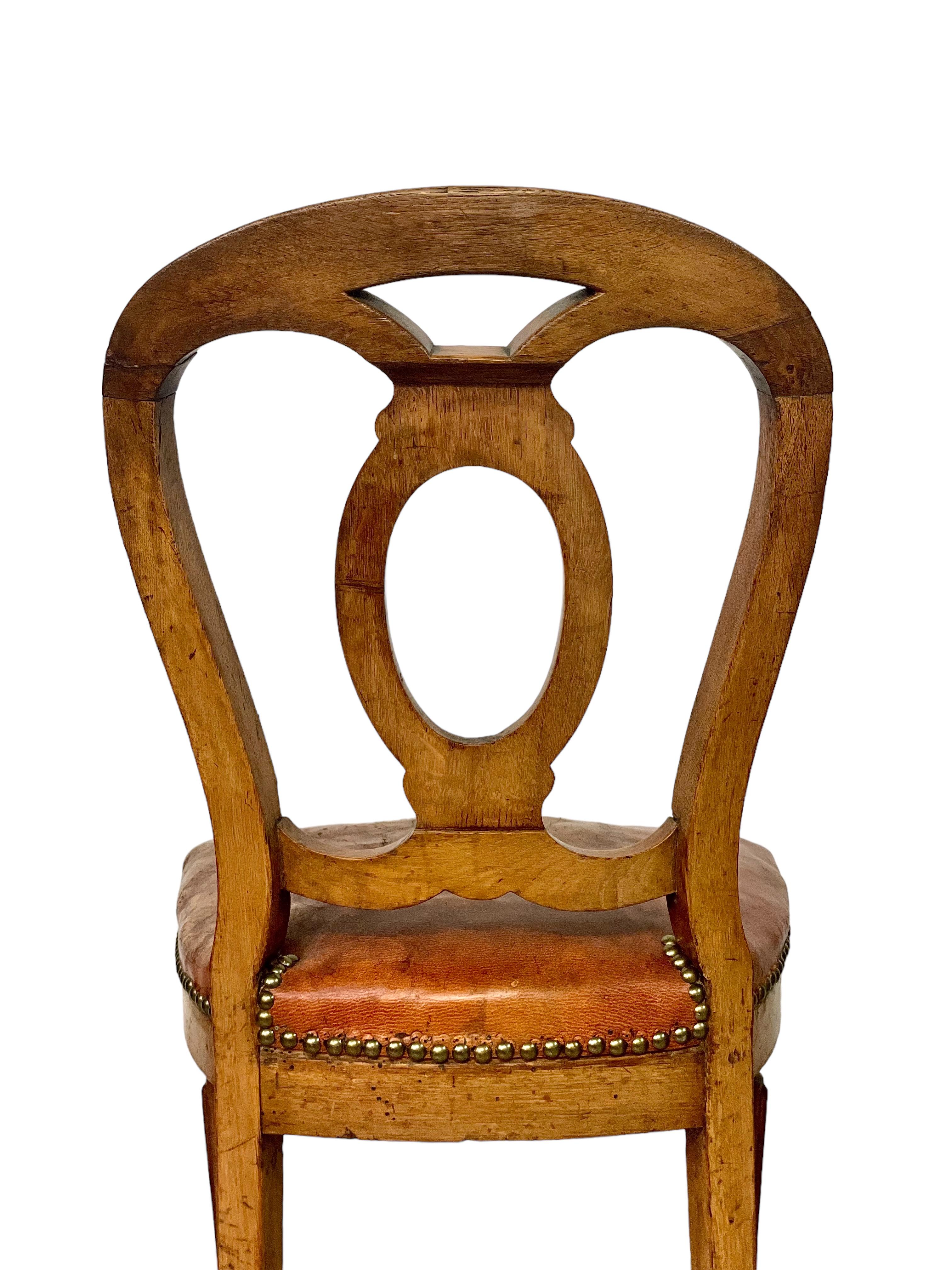 Sedia laterale Louis Philippe in noce e pelle in vendita 2