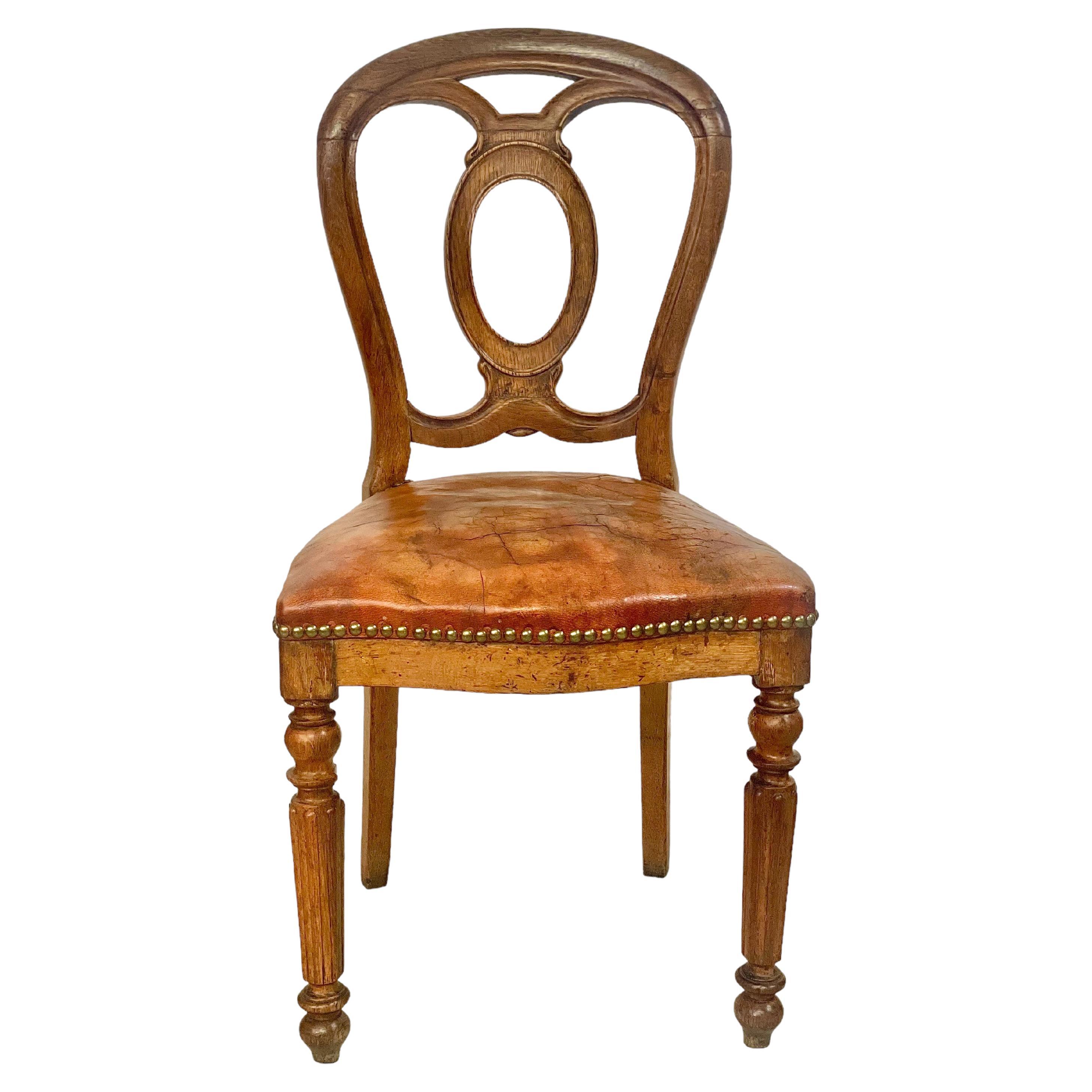 Sedia laterale Louis Philippe in noce e pelle in vendita