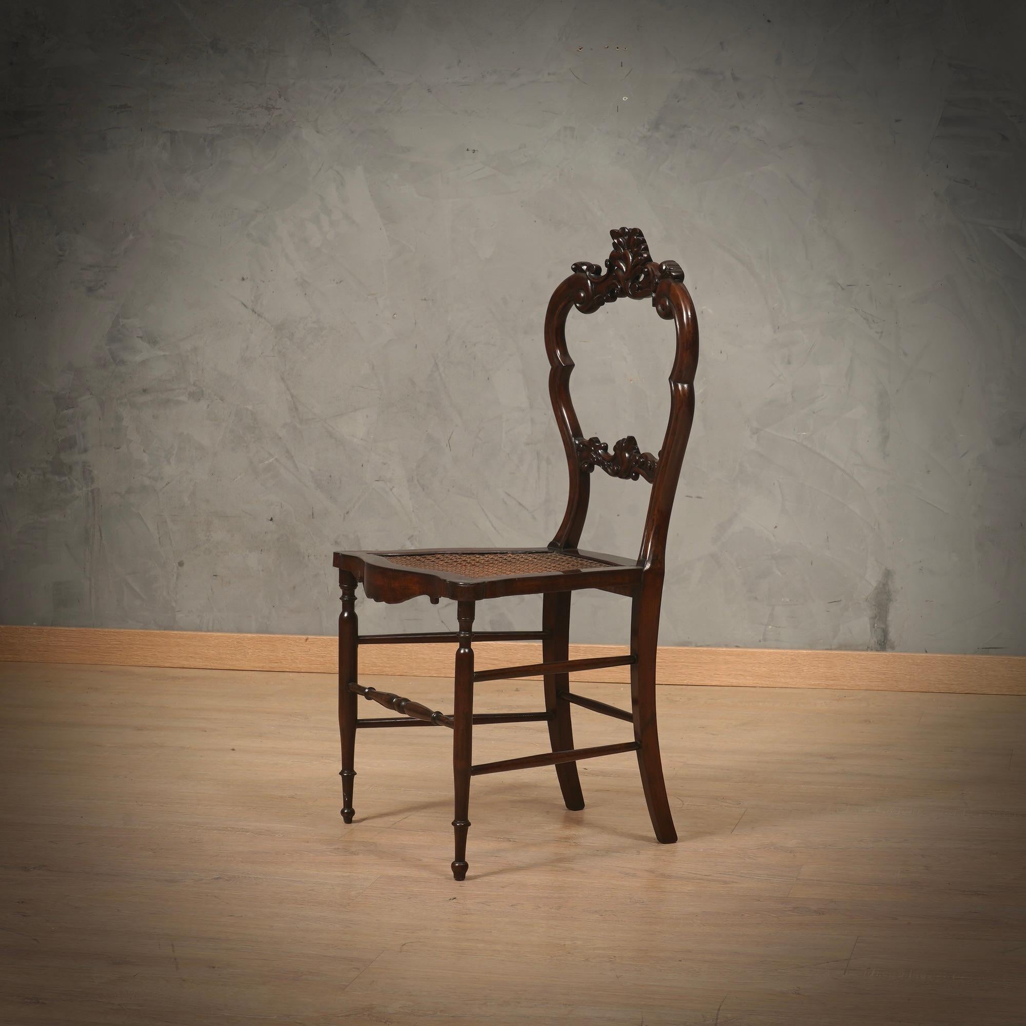 Elegant in ihrer Wesentlichkeit, reich und sehr gut verarbeitetes Holz, der Stuhl ist super leicht. Skulpturenstühle als Ganzes.

Der gesamte Stuhl ist aus Walnussholz gefertigt. Handarbeit an der Rückenlehne. Die Bearbeitung der Vorderbeine auf der