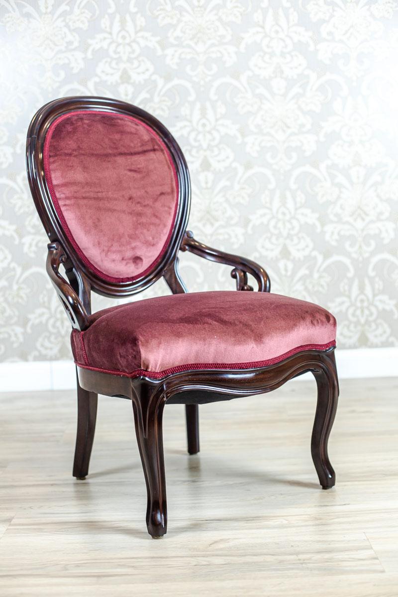 We present you a neat walnut armchair with a softly spring seat and a backrest in the shape of a medallion.
The whole is dated the mid-19th century.
The bent legs, apron, and the back rails are fluted.
Furthermore, the short volute rails are