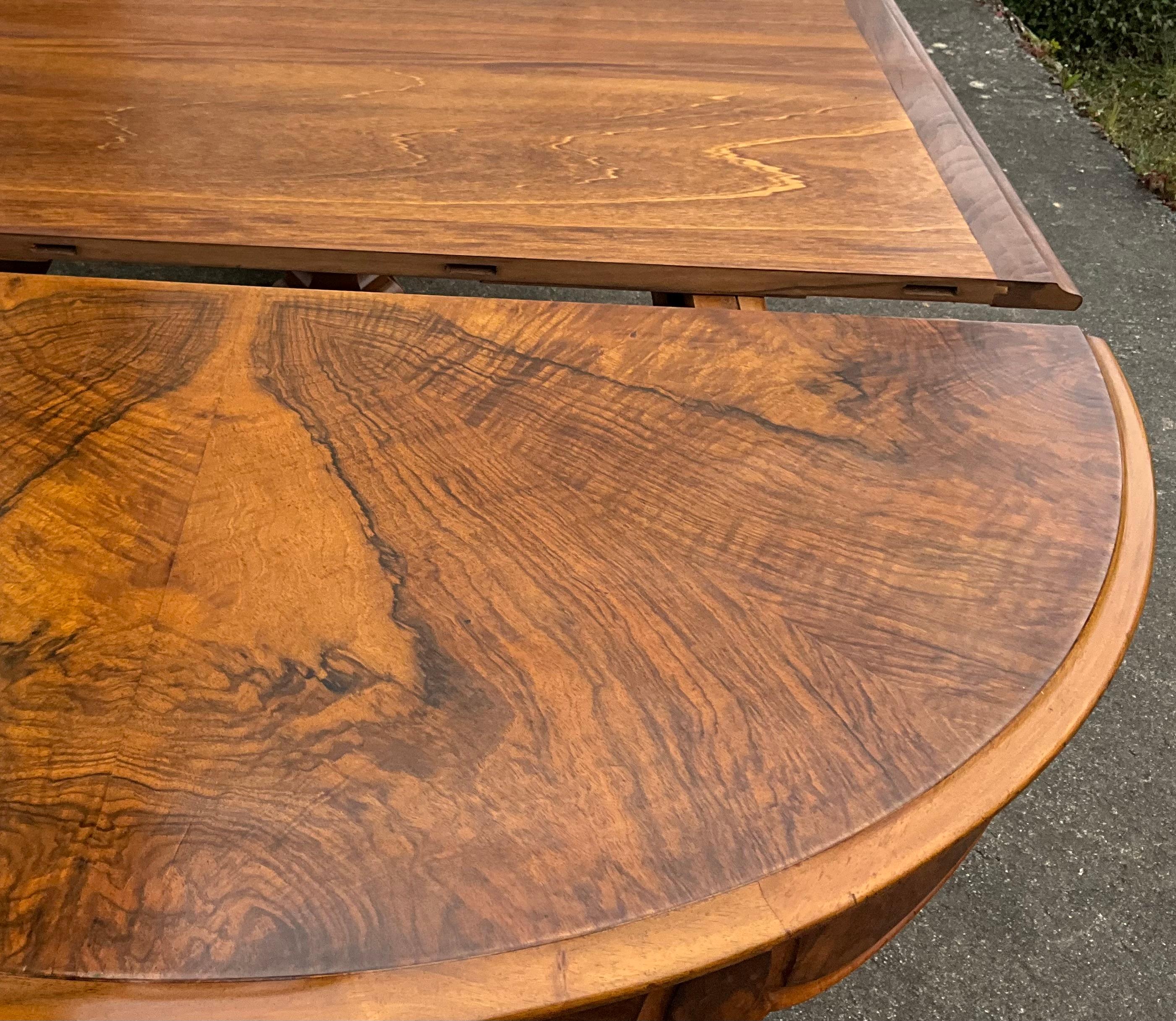Table de centre en noyer Louis Philippe - 19e siècle en vente 3