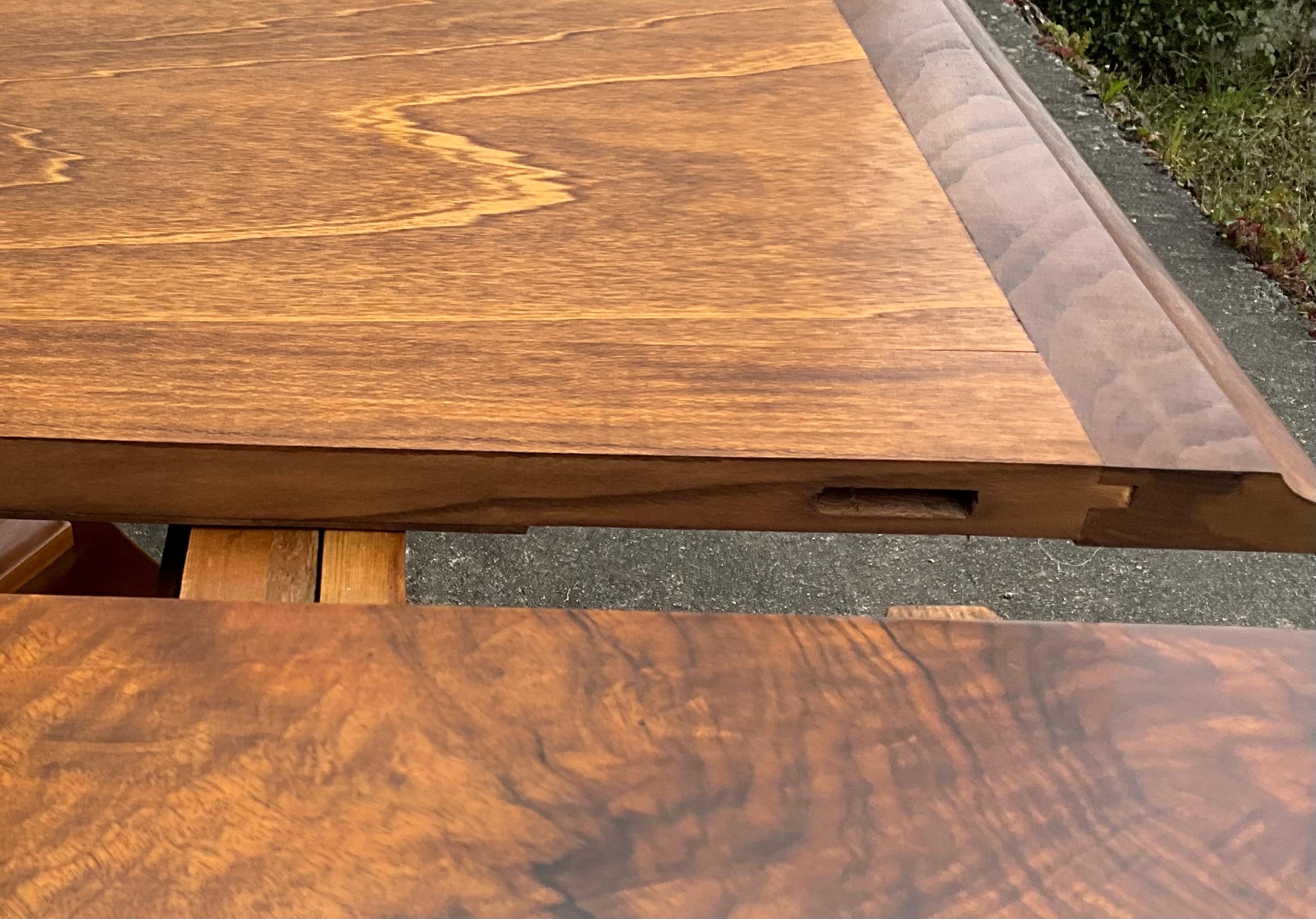 Table de centre en noyer Louis Philippe - 19e siècle en vente 4