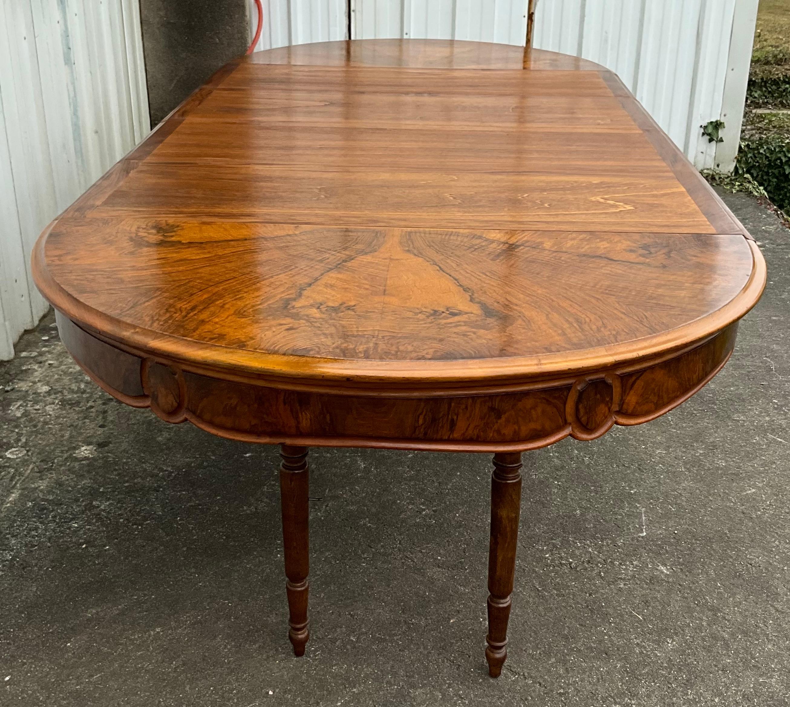 Table de centre en noyer Louis Philippe - 19e siècle en vente 5