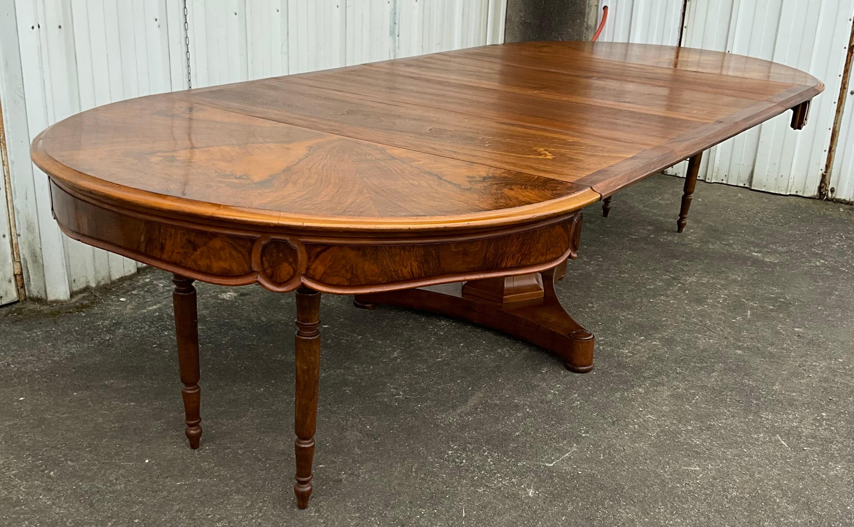 Table de centre en noyer Louis Philippe - 19e siècle en vente 6