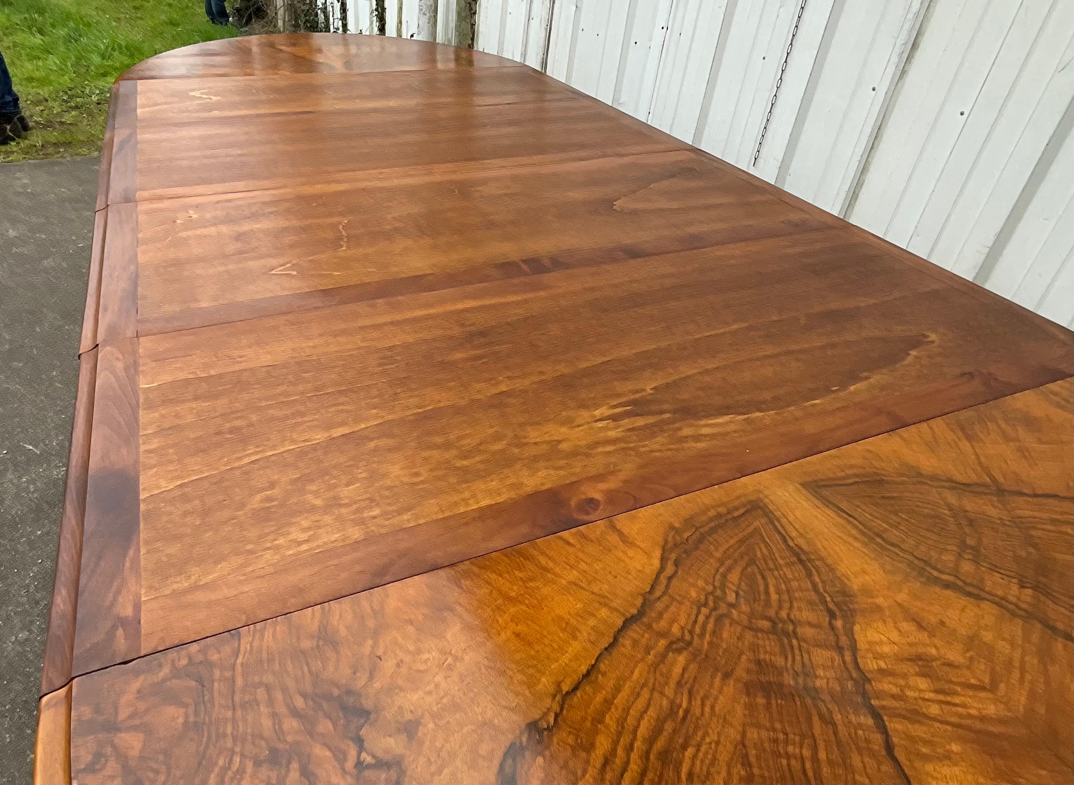Table de centre en noyer Louis Philippe - 19e siècle en vente 7