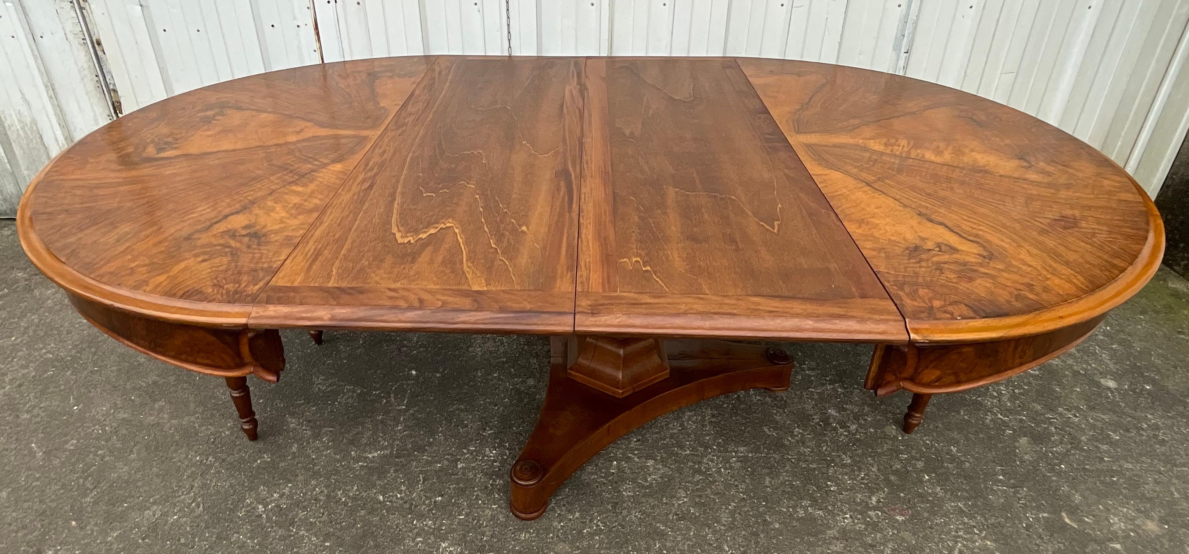Table de centre en noyer Louis Philippe - 19e siècle en vente 8