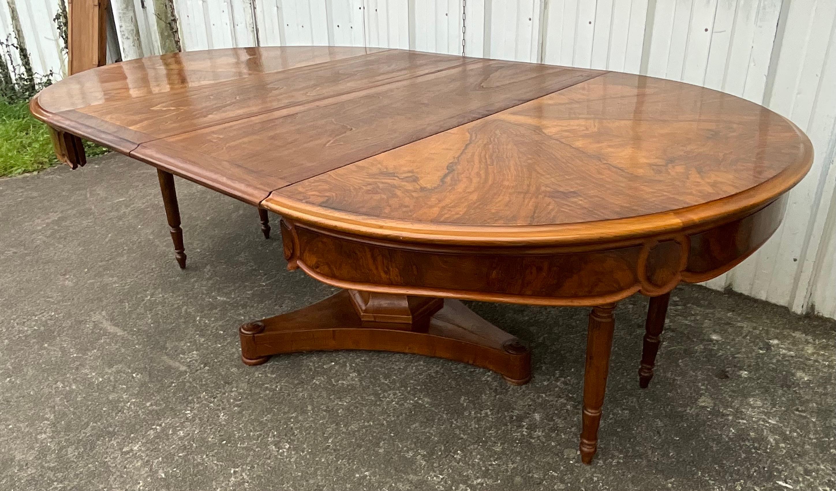 Table de centre en noyer Louis Philippe - 19e siècle en vente 9