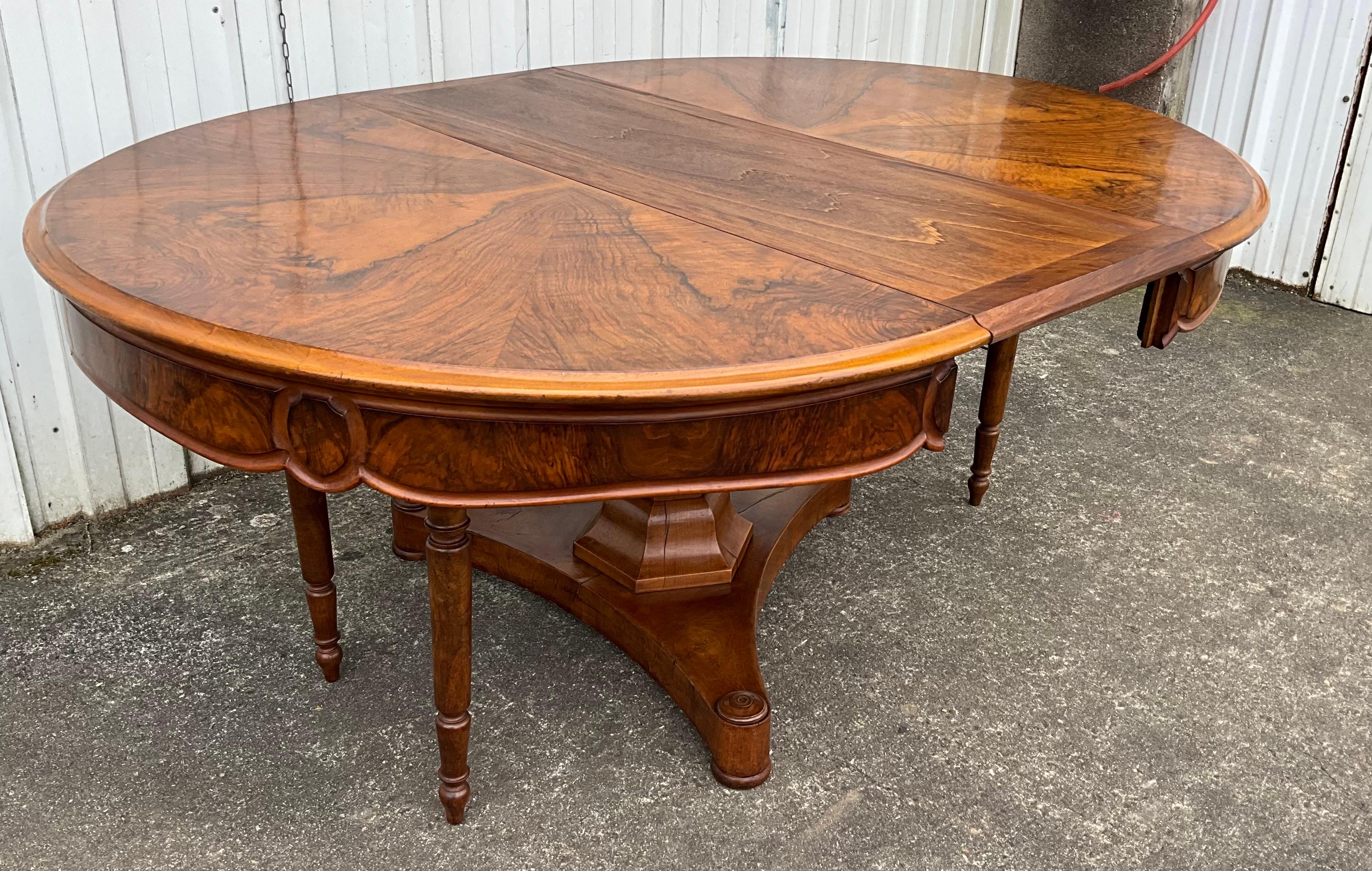 Table de centre en noyer Louis Philippe - 19e siècle en vente 10