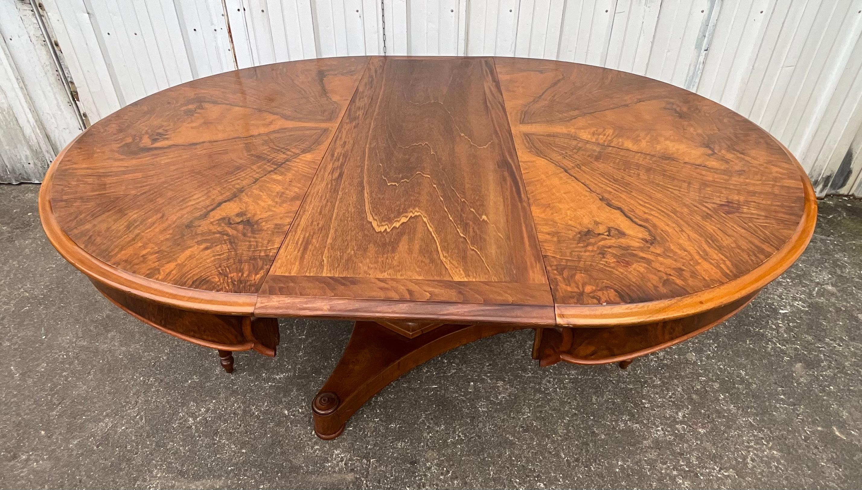 Table de centre en noyer Louis Philippe - 19e siècle en vente 11
