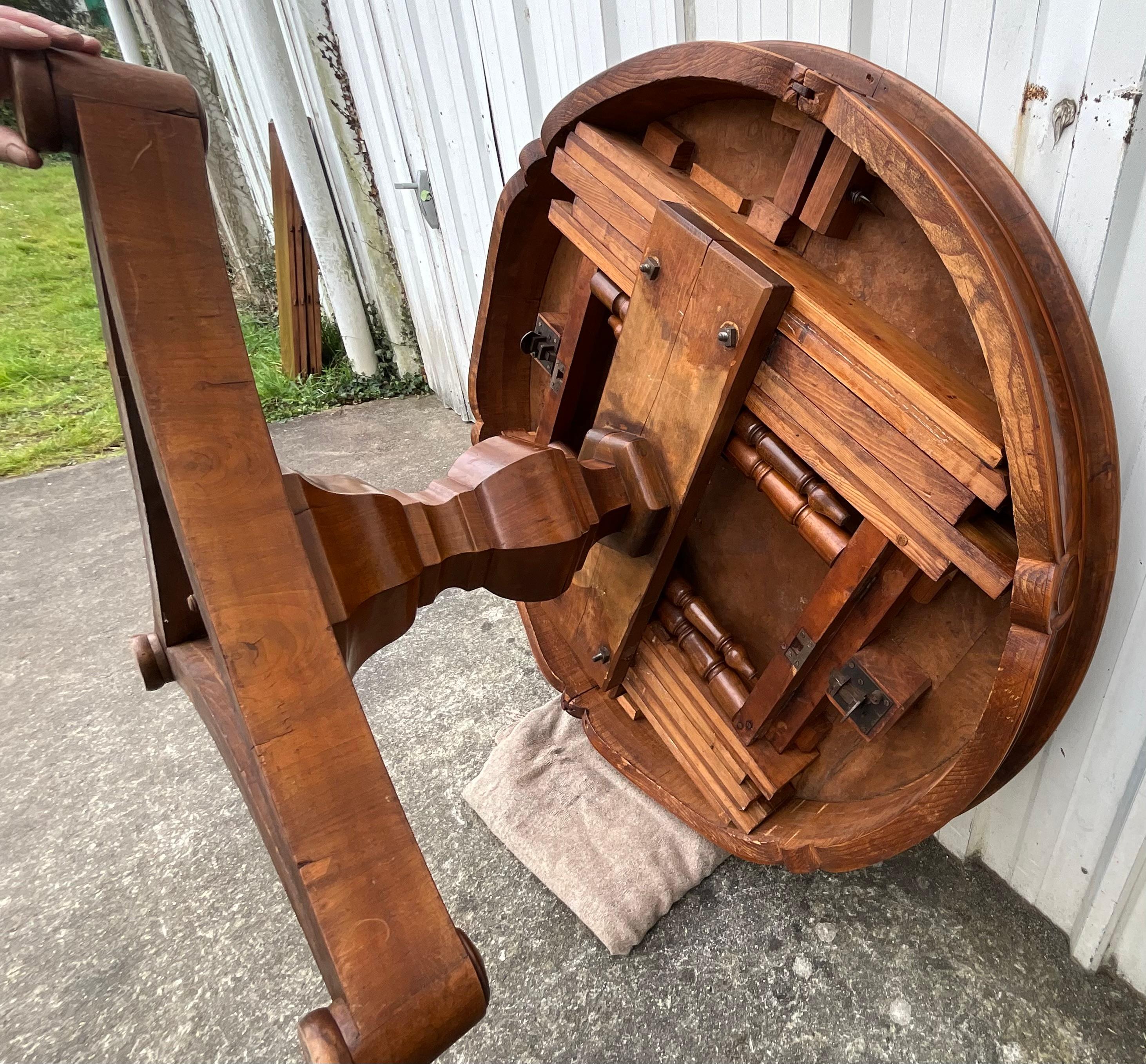 Table de centre en noyer Louis Philippe - 19e siècle en vente 12