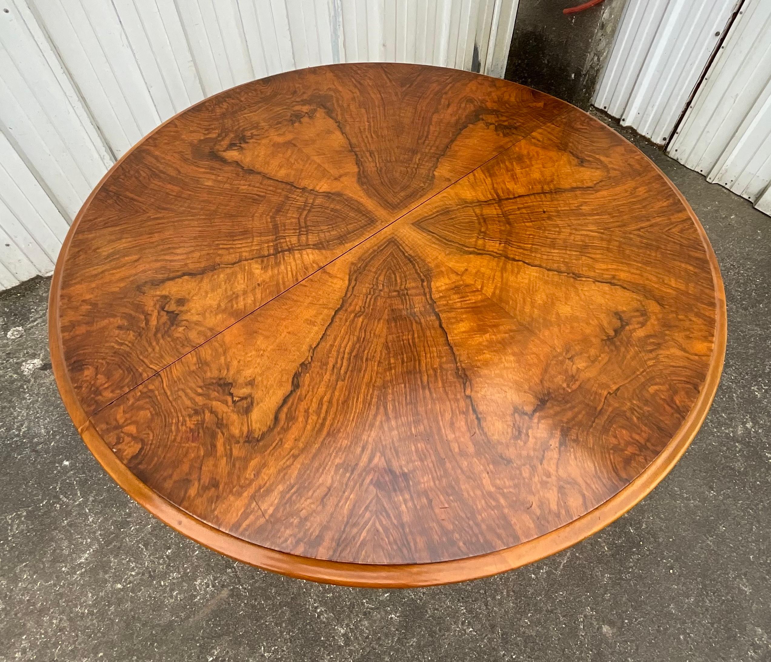 Elégante table centrale de style Louis-Philippe, fabriquée en noyer massif, avec un plateau plaqué en ronce de noyer soigneusement sélectionnée, mettant en valeur un savoir-faire exceptionnel et un travail d'ébénisterie remarquable.

Le plateau,