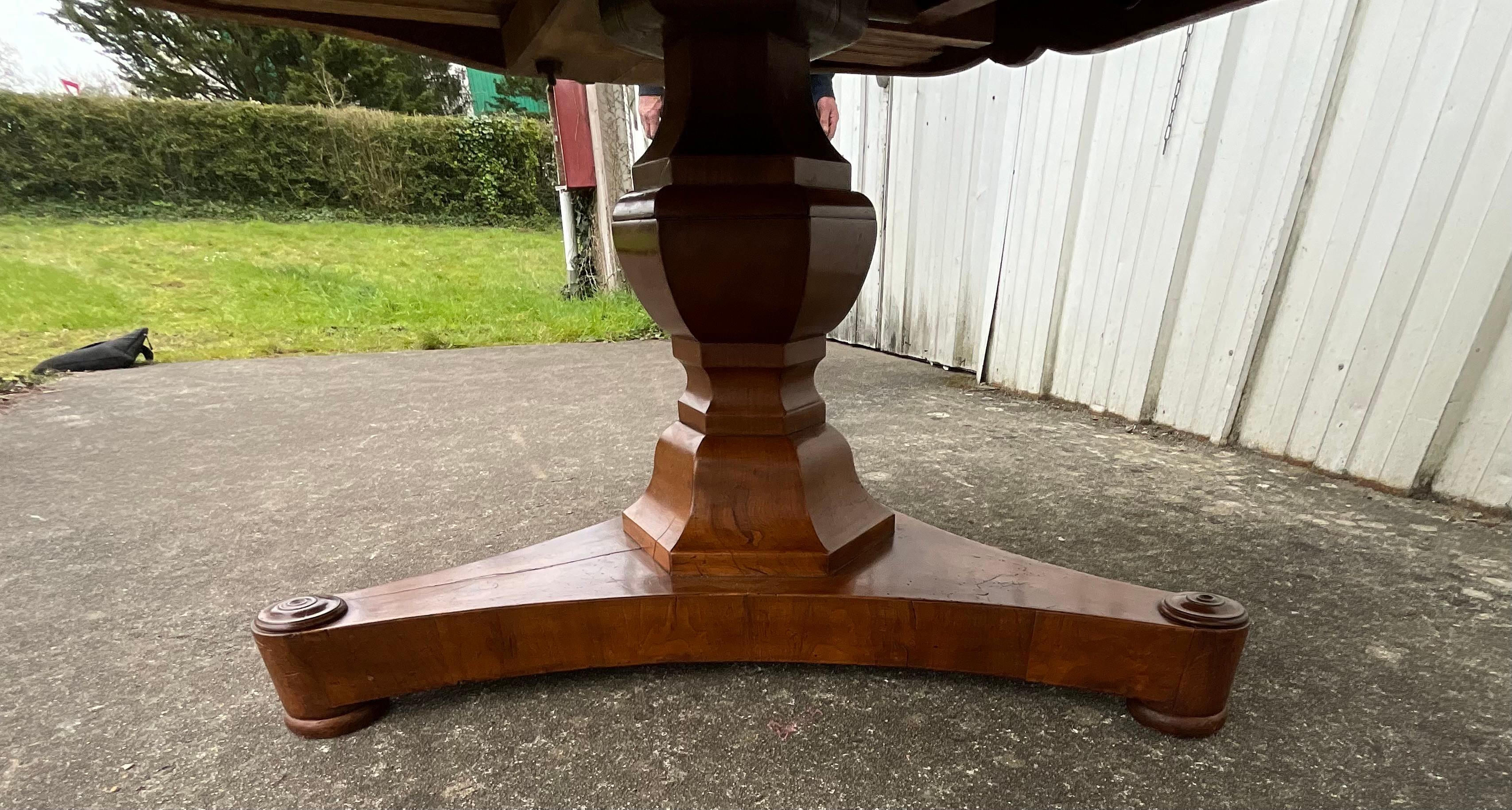 Louis-Philippe Table de centre en noyer Louis Philippe - 19e siècle en vente