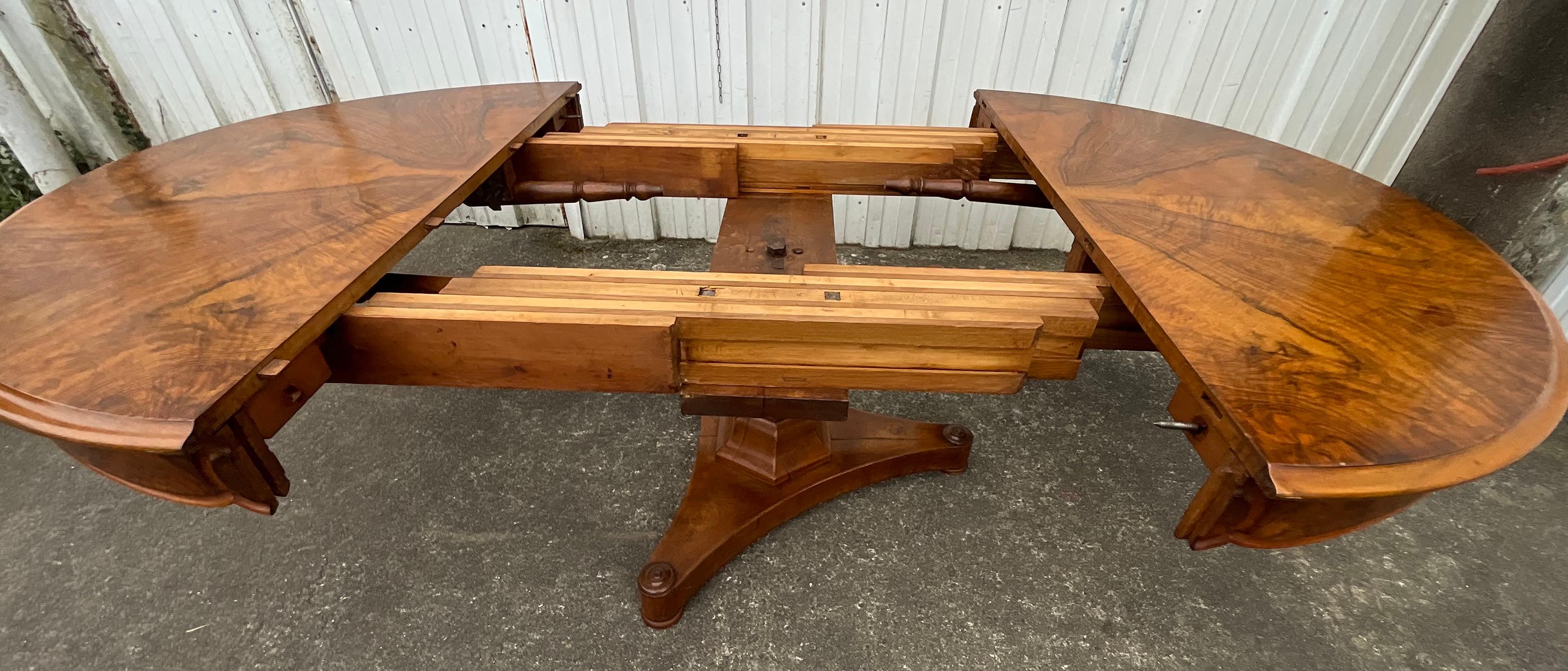 Français Table de centre en noyer Louis Philippe - 19e siècle en vente
