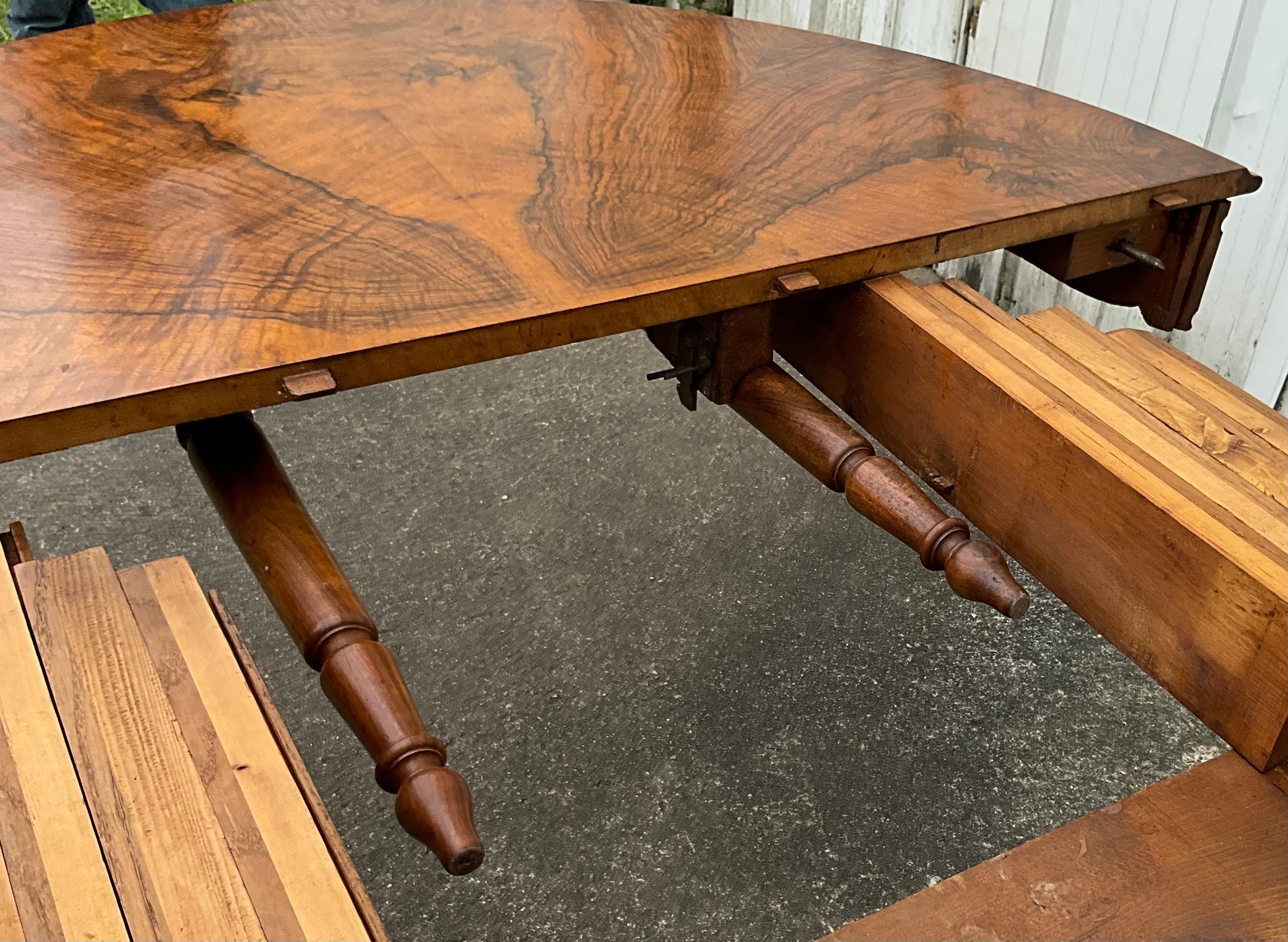 Table de centre en noyer Louis Philippe - 19e siècle Bon état - En vente à SAINT-CLÉMENT-DE-LA-PLACE, FR