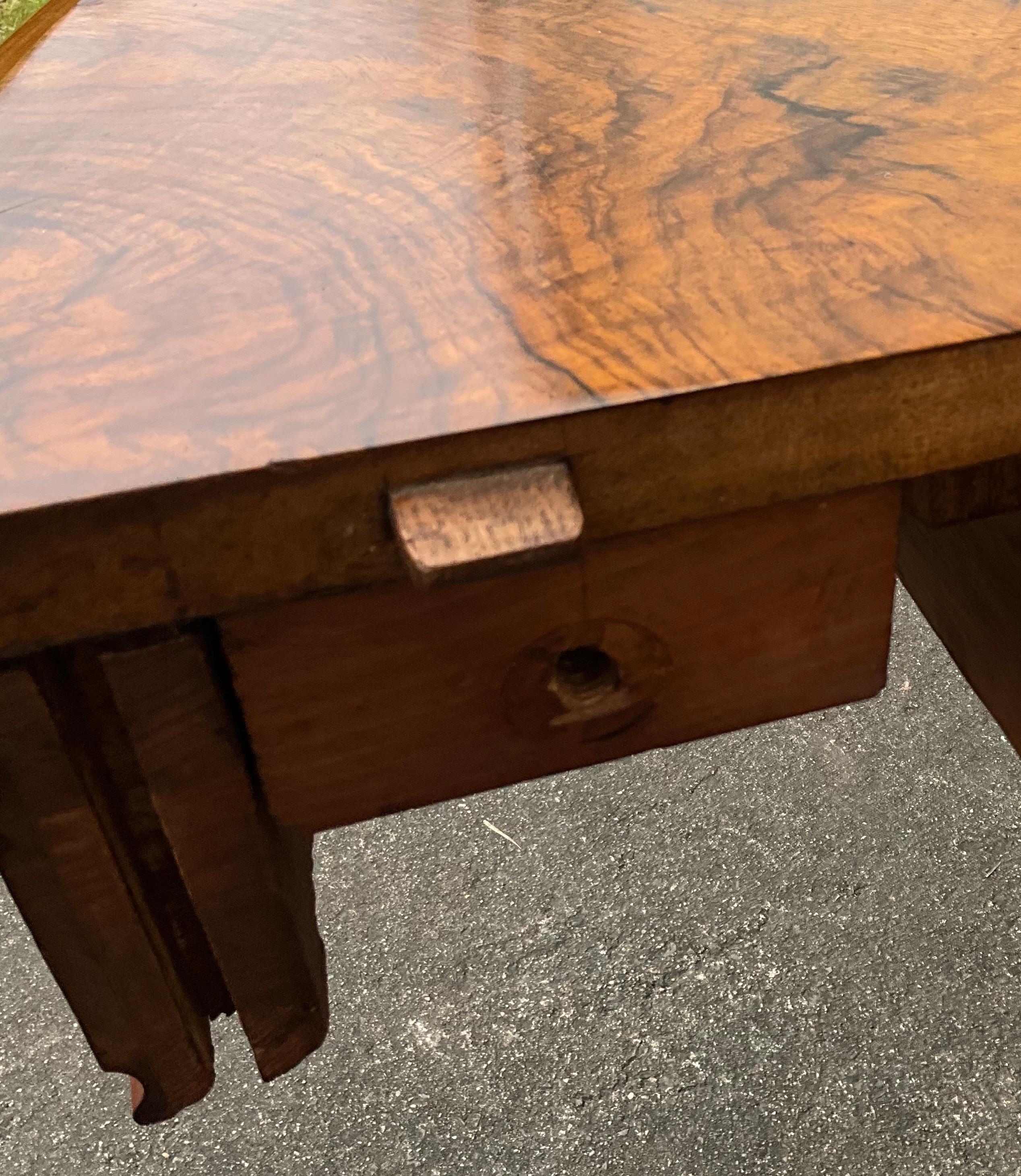 XIXe siècle Table de centre en noyer Louis Philippe - 19e siècle en vente