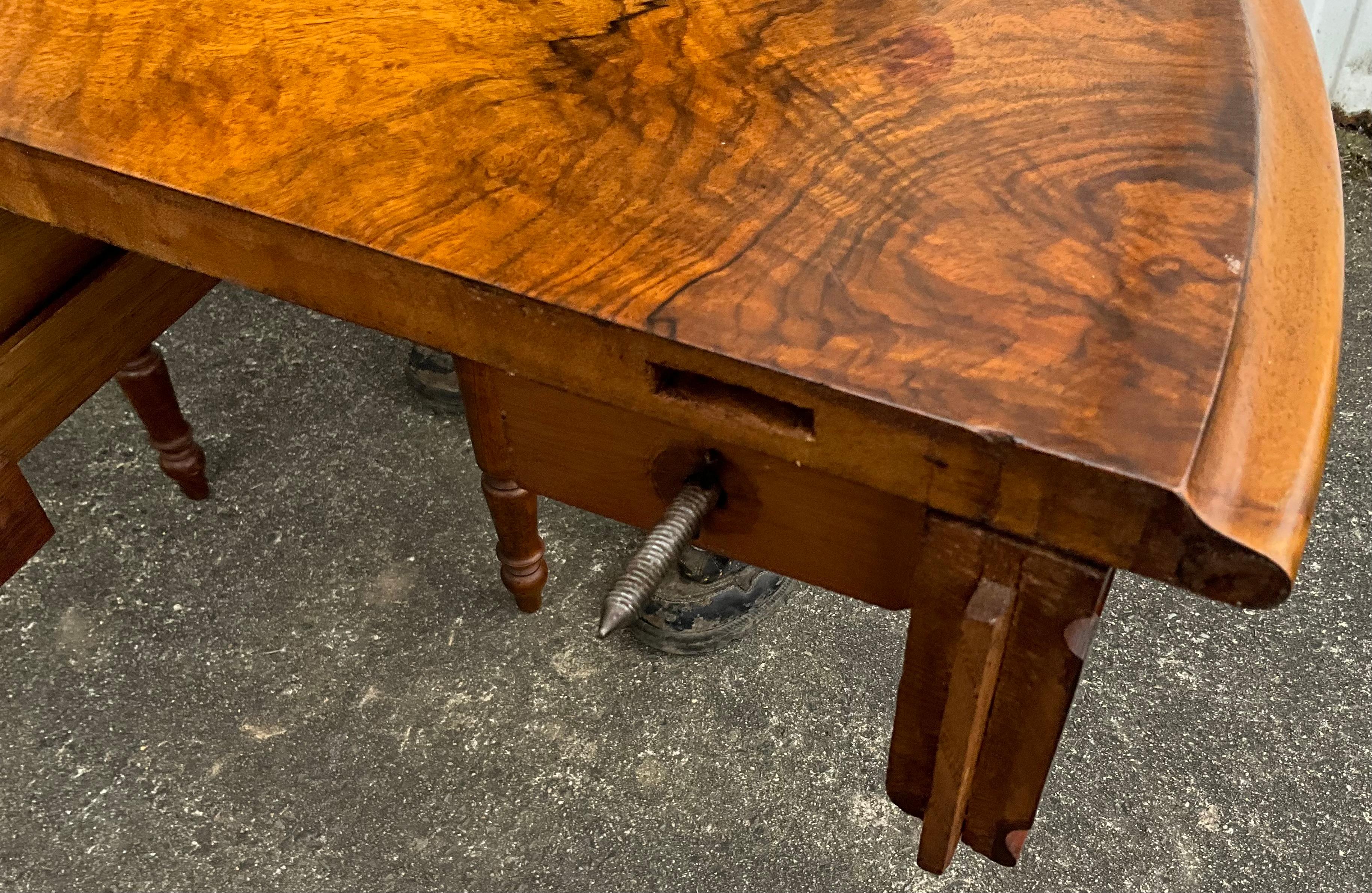 Noyer Table de centre en noyer Louis Philippe - 19e siècle en vente
