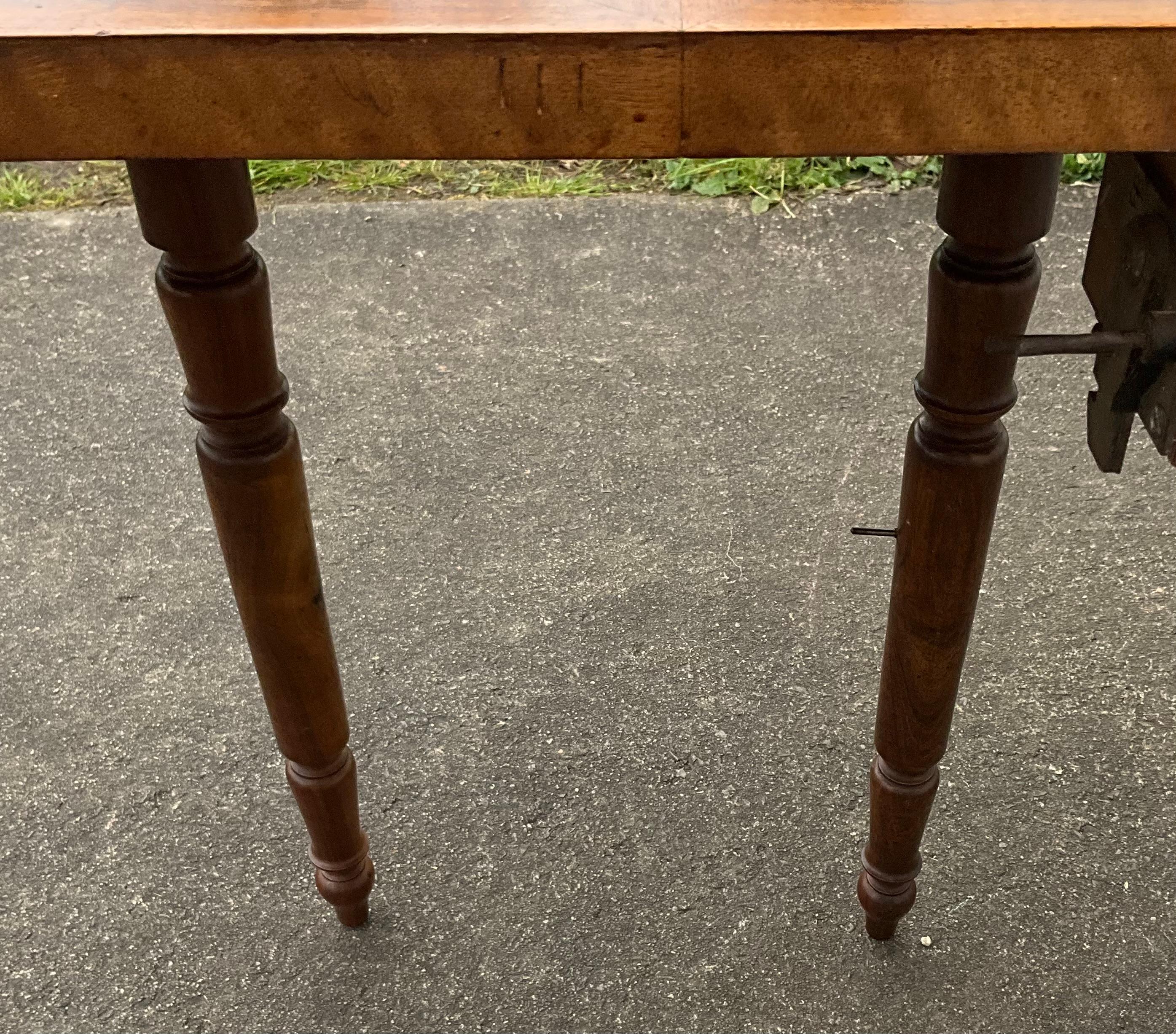 Table de centre en noyer Louis Philippe - 19e siècle en vente 1