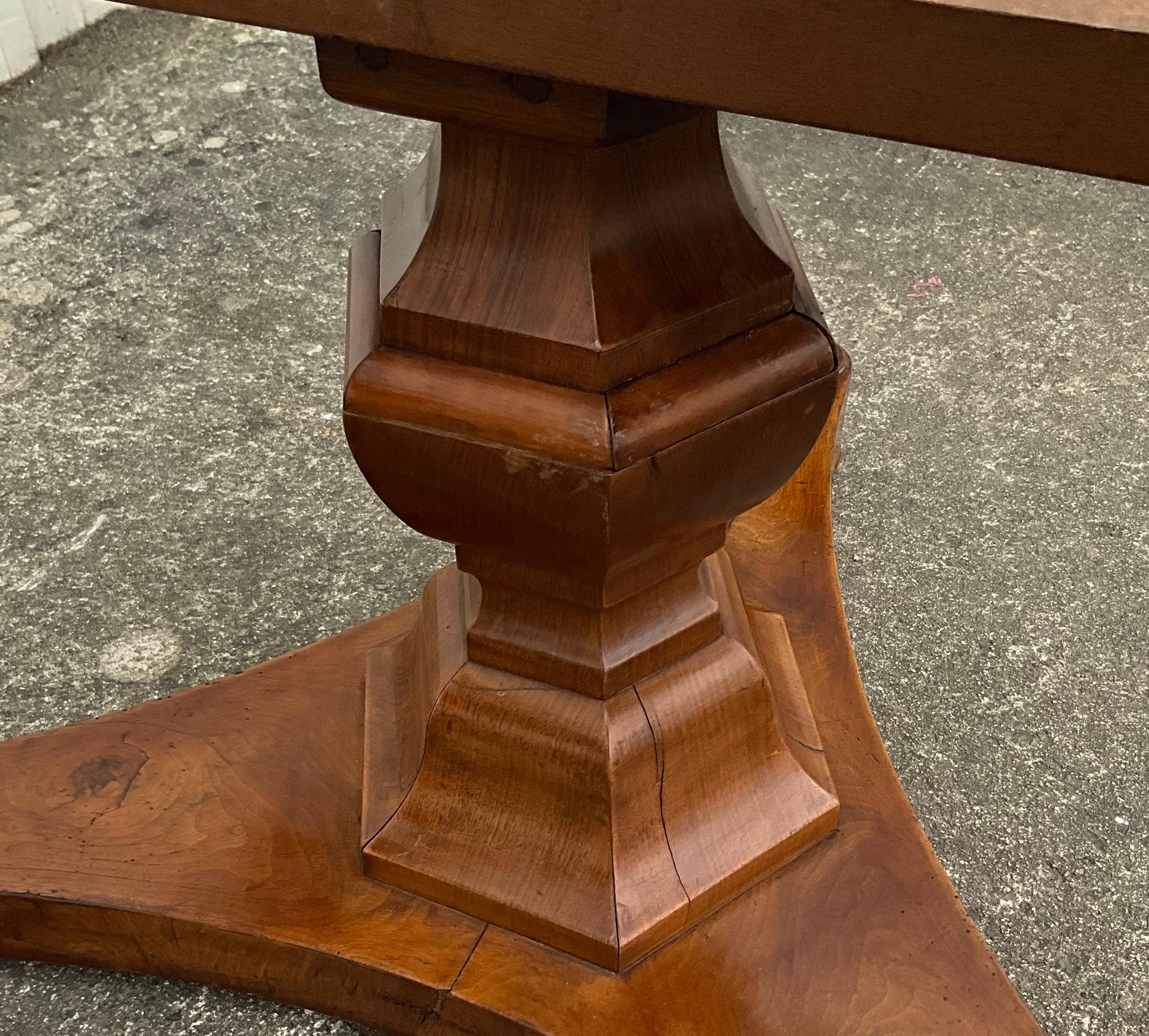Table de centre en noyer Louis Philippe - 19e siècle en vente 2