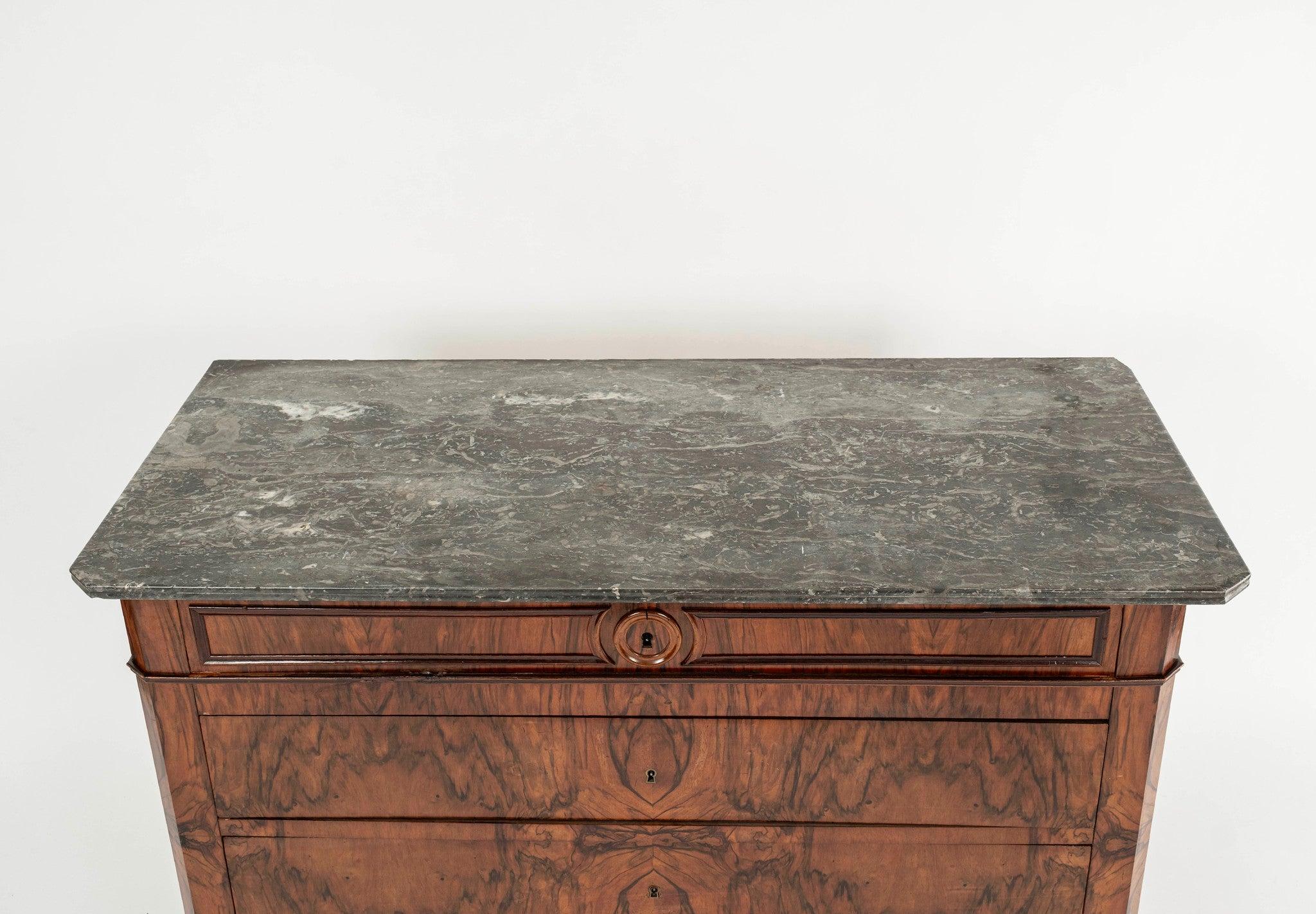 Commodo in noce Louis Philippe del XIX secolo con quattro cassetti e piano in marmo.