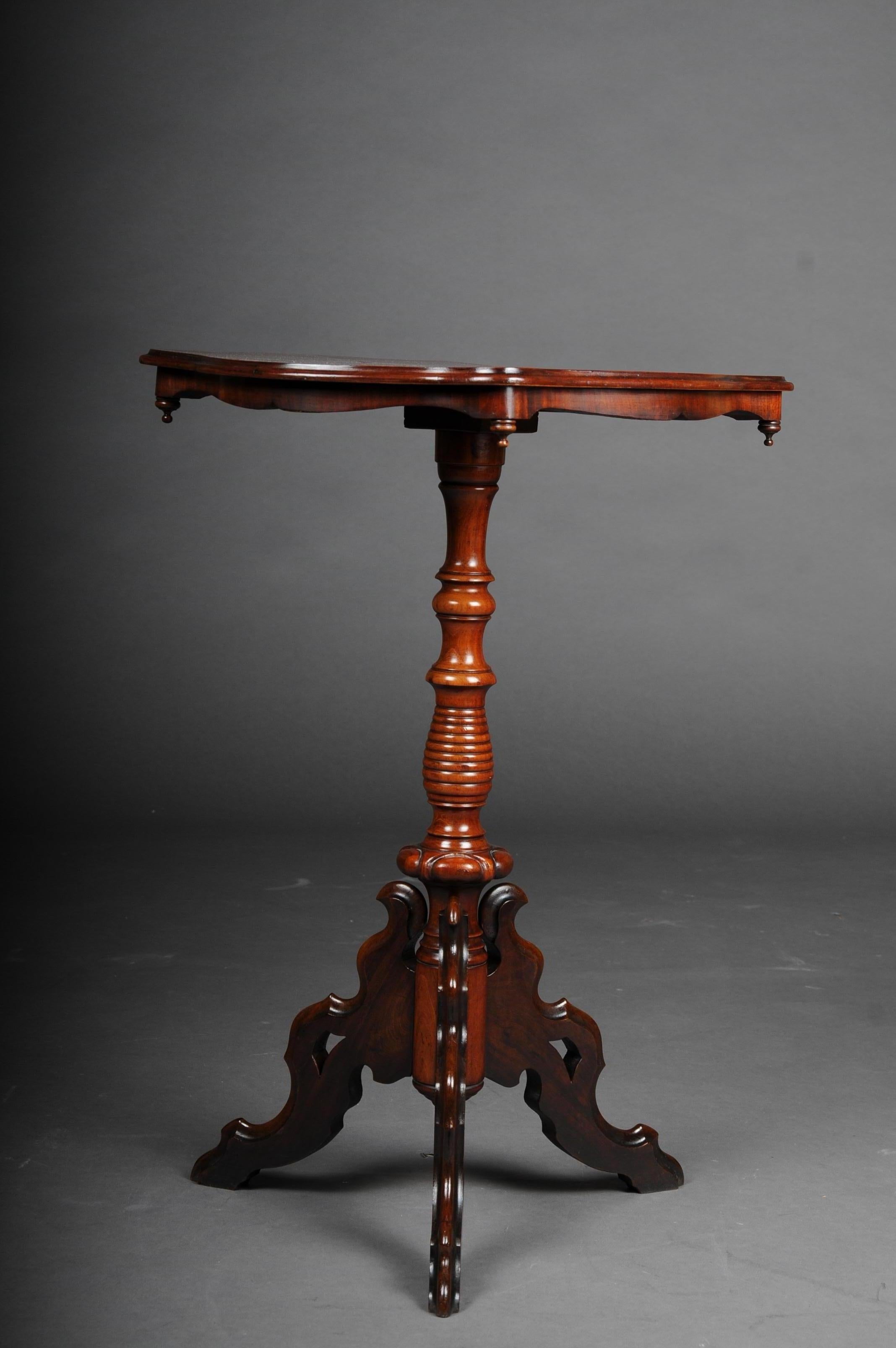Louis Phillip side table mahogany, around 1860

Solid wood and mahogany veneer. Multi-pass curved cover plate on profiled balustrade shaft ending on three curved feet. Cover plate can be unscrewed.

(G-98).