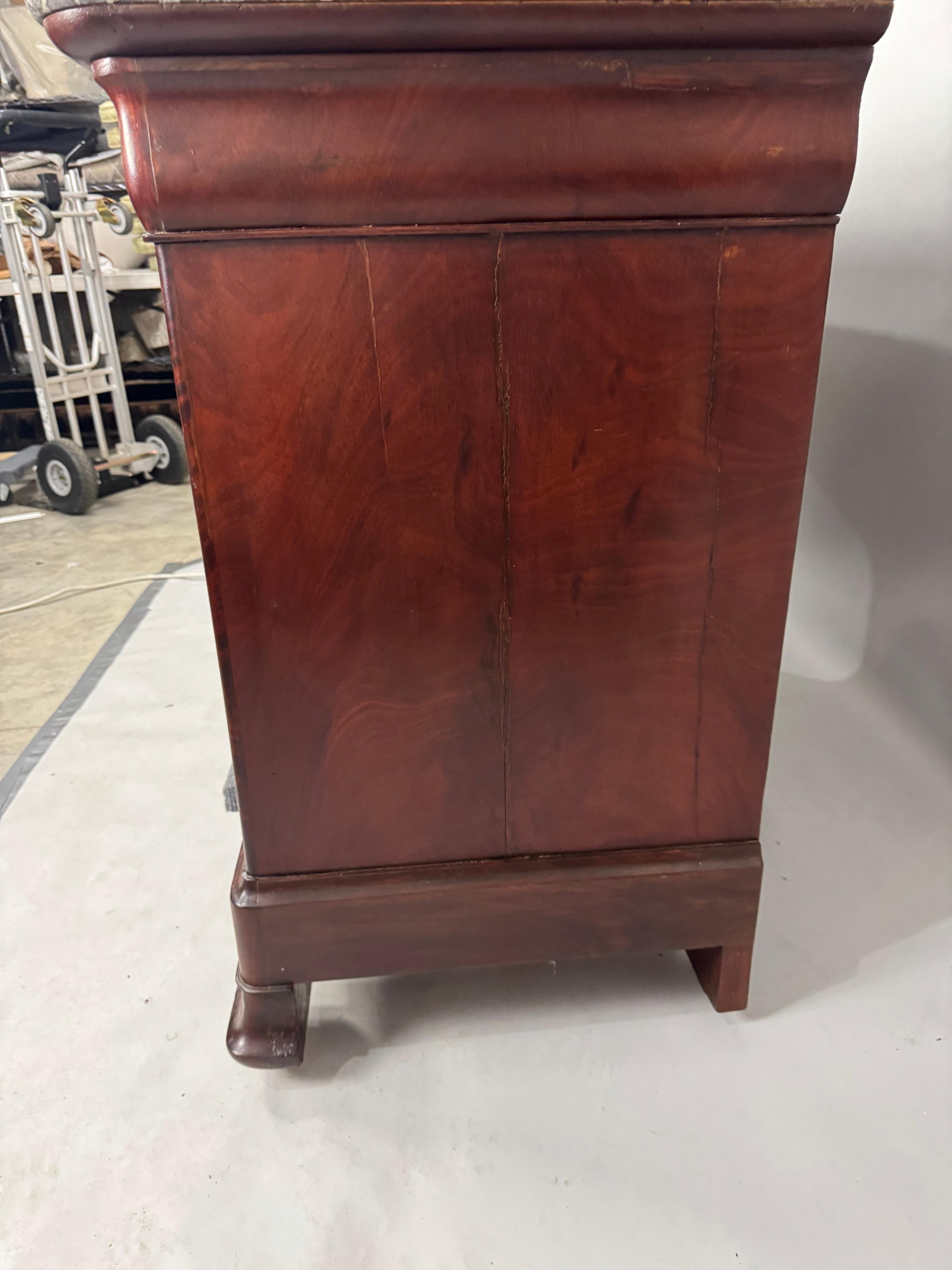 Commode Louis Phillipe in noce sbavato sbiancato con piano in marmo grigio in vendita 2