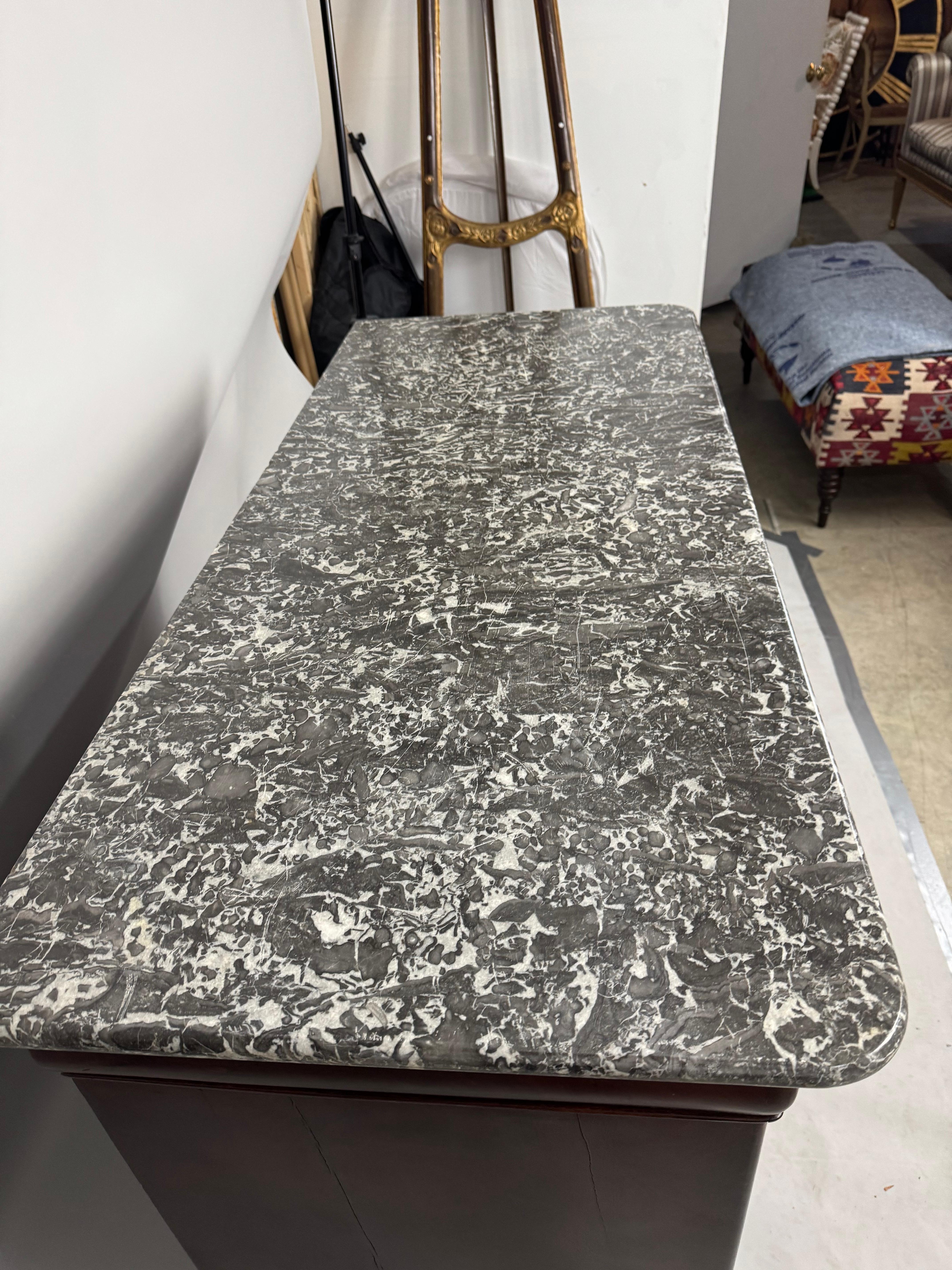 Importata dalla Francia, questa commode Louis Phillipe del XIX secolo con piano in marmo di noce burlato. L'intera cassa è composta da noce fiammato con una splendida venatura, che è stata sbiancata per schiarire il pezzo e far risaltare le