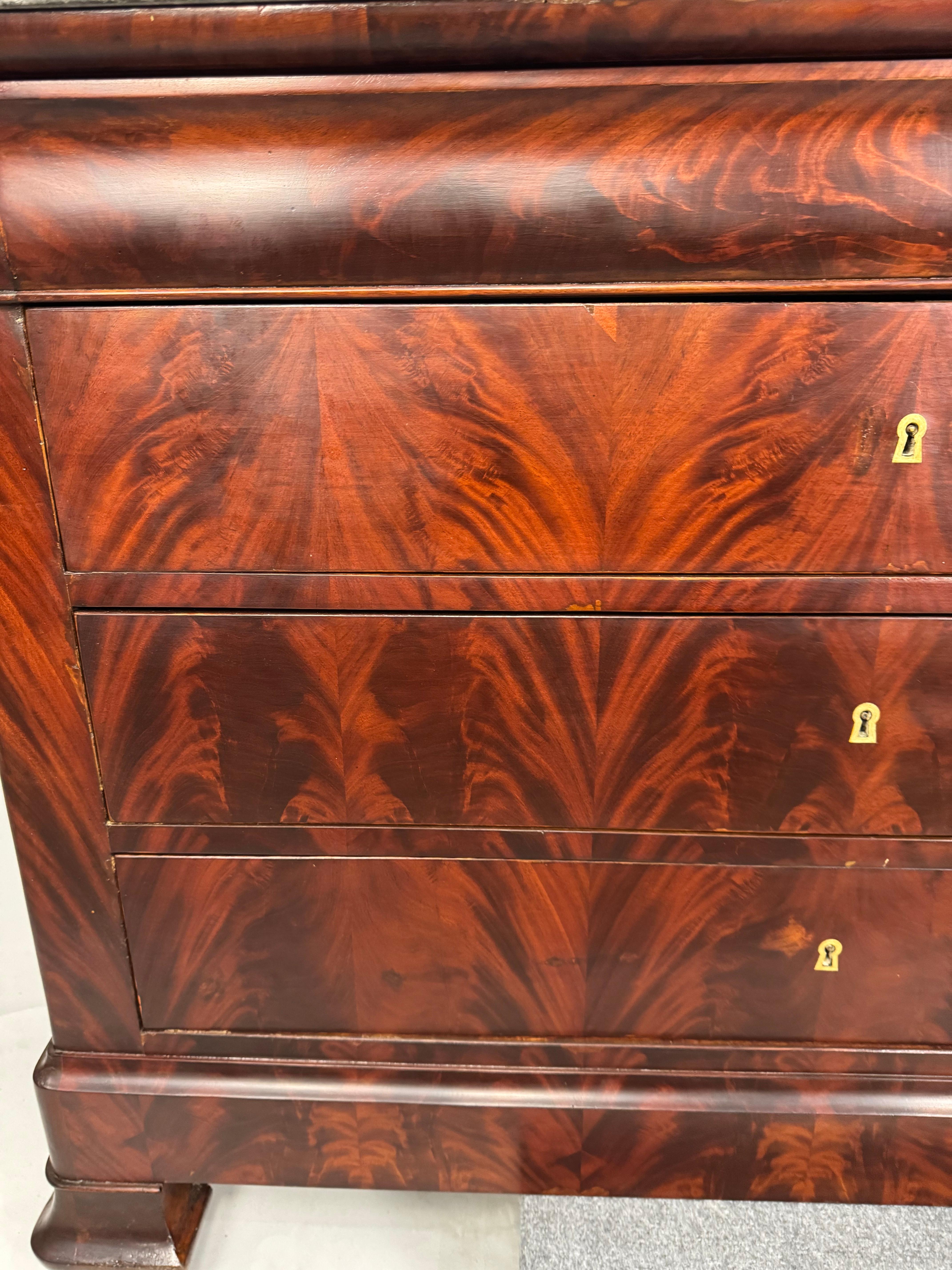 Commode Louis Phillipe in noce sbavato sbiancato con piano in marmo grigio In condizioni buone in vendita a Essex, MA