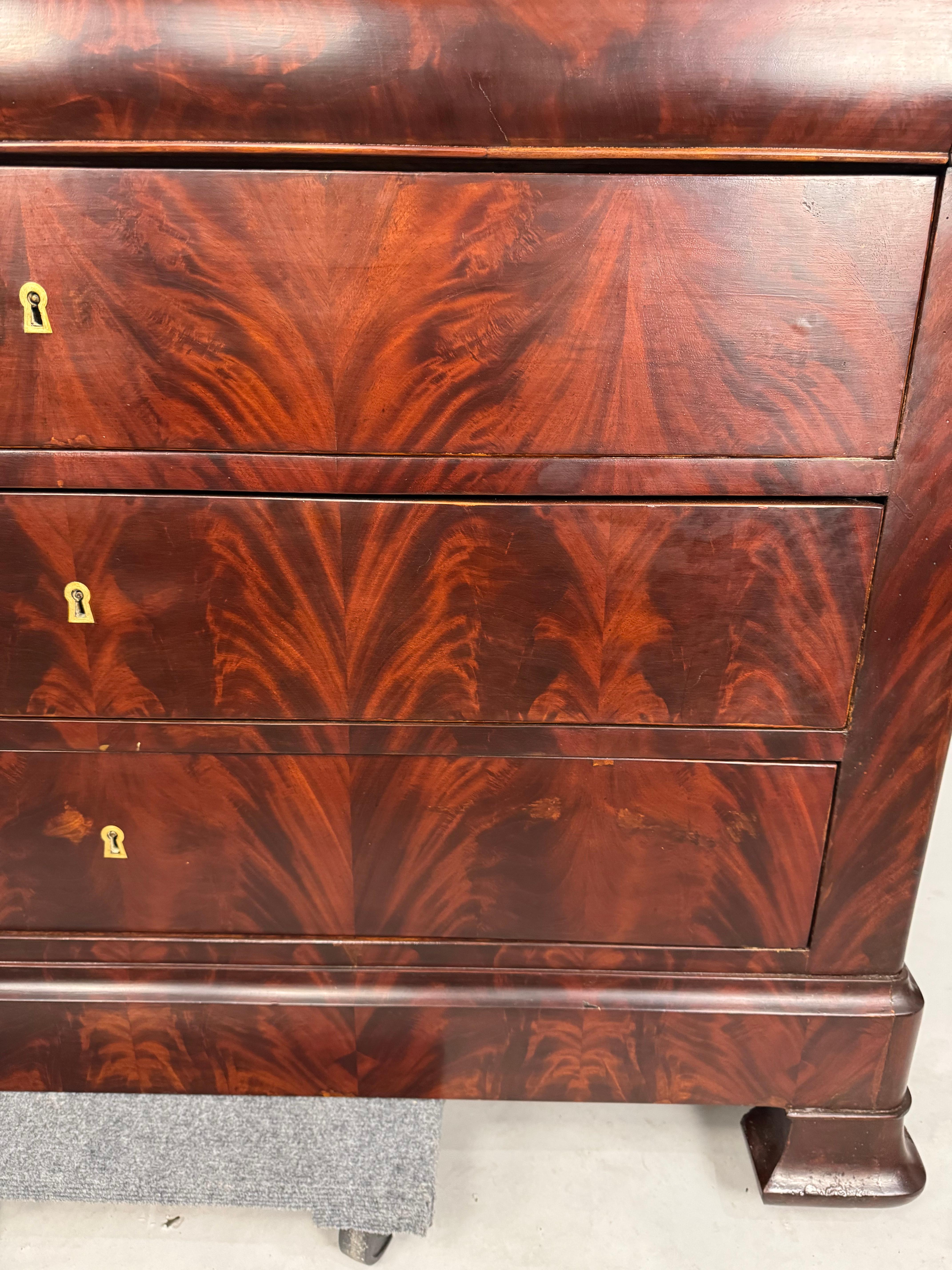 XIX secolo Commode Louis Phillipe in noce sbavato sbiancato con piano in marmo grigio in vendita