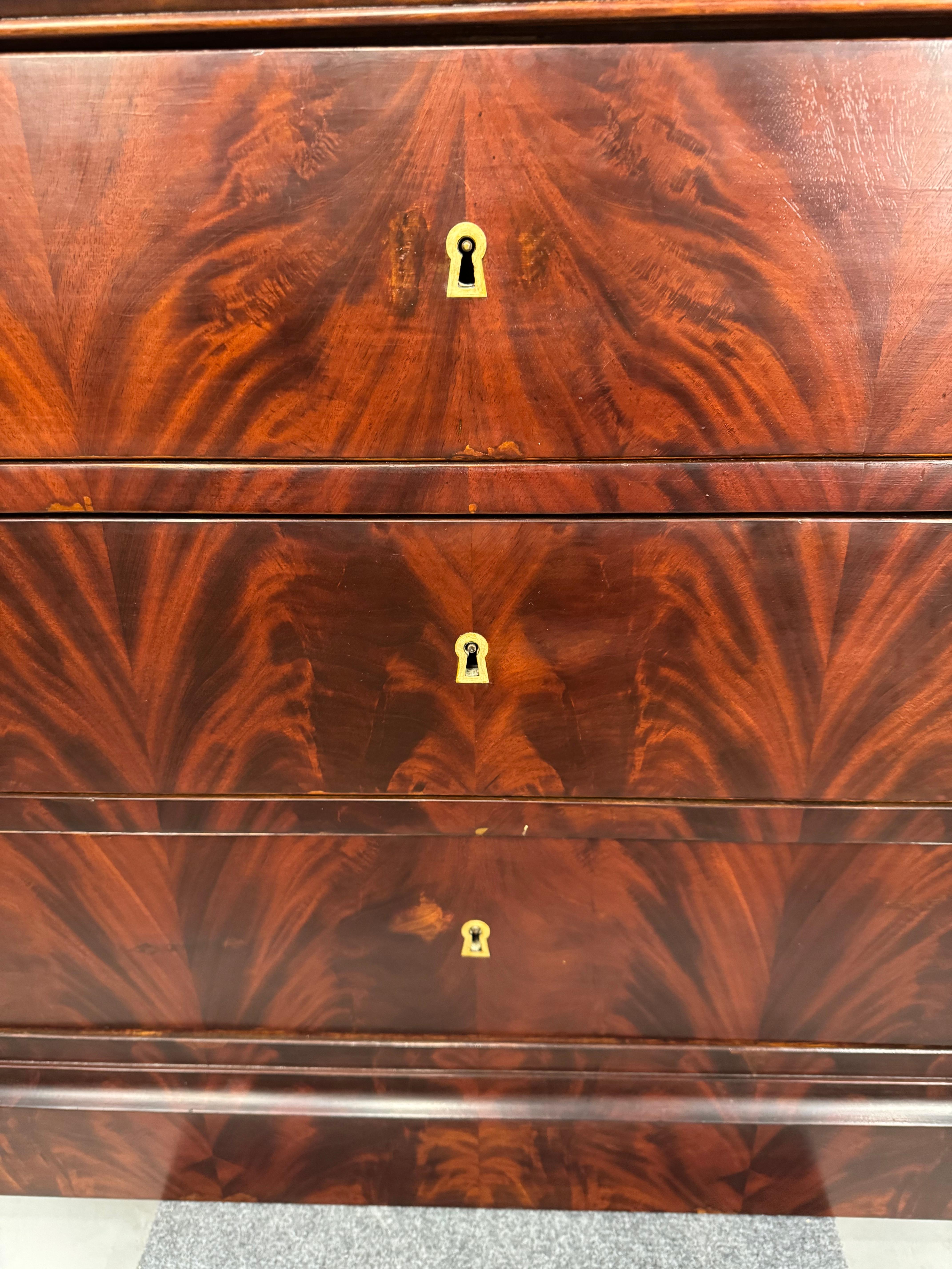 Marmo Commode Louis Phillipe in noce sbavato sbiancato con piano in marmo grigio in vendita