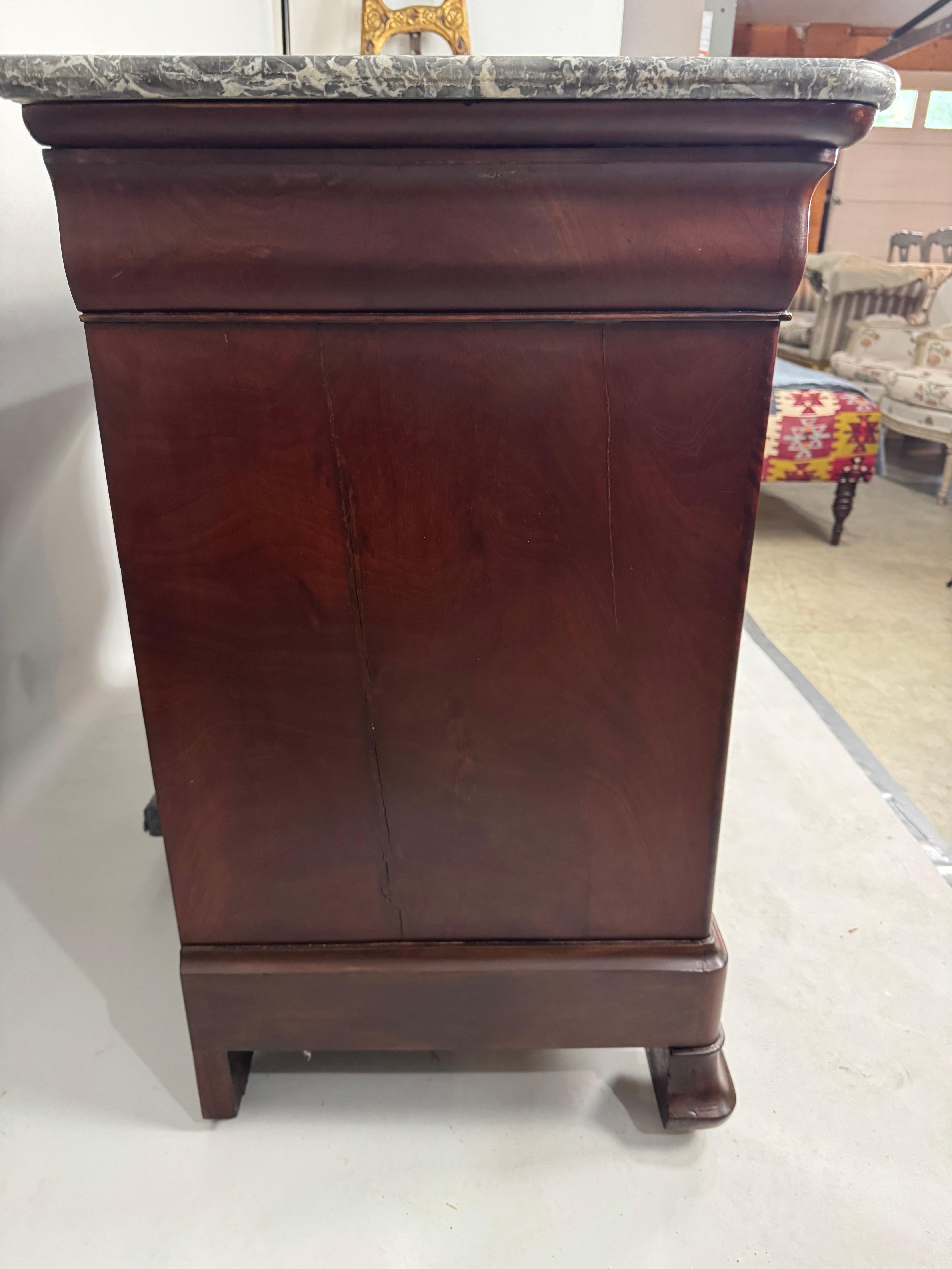 Commode Louis Phillipe in noce sbavato sbiancato con piano in marmo grigio in vendita 1