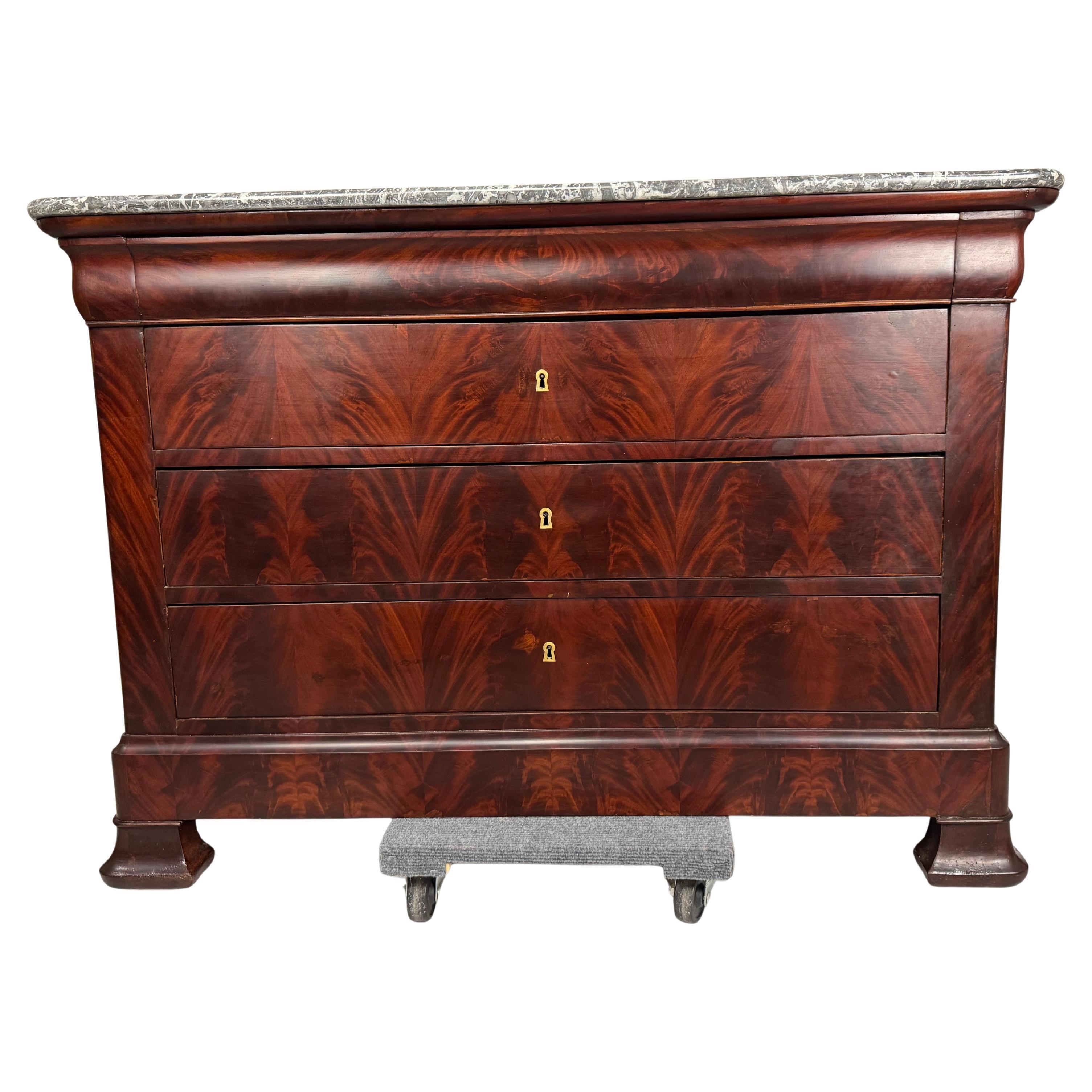Commode Louis Phillipe in noce sbavato sbiancato con piano in marmo grigio in vendita