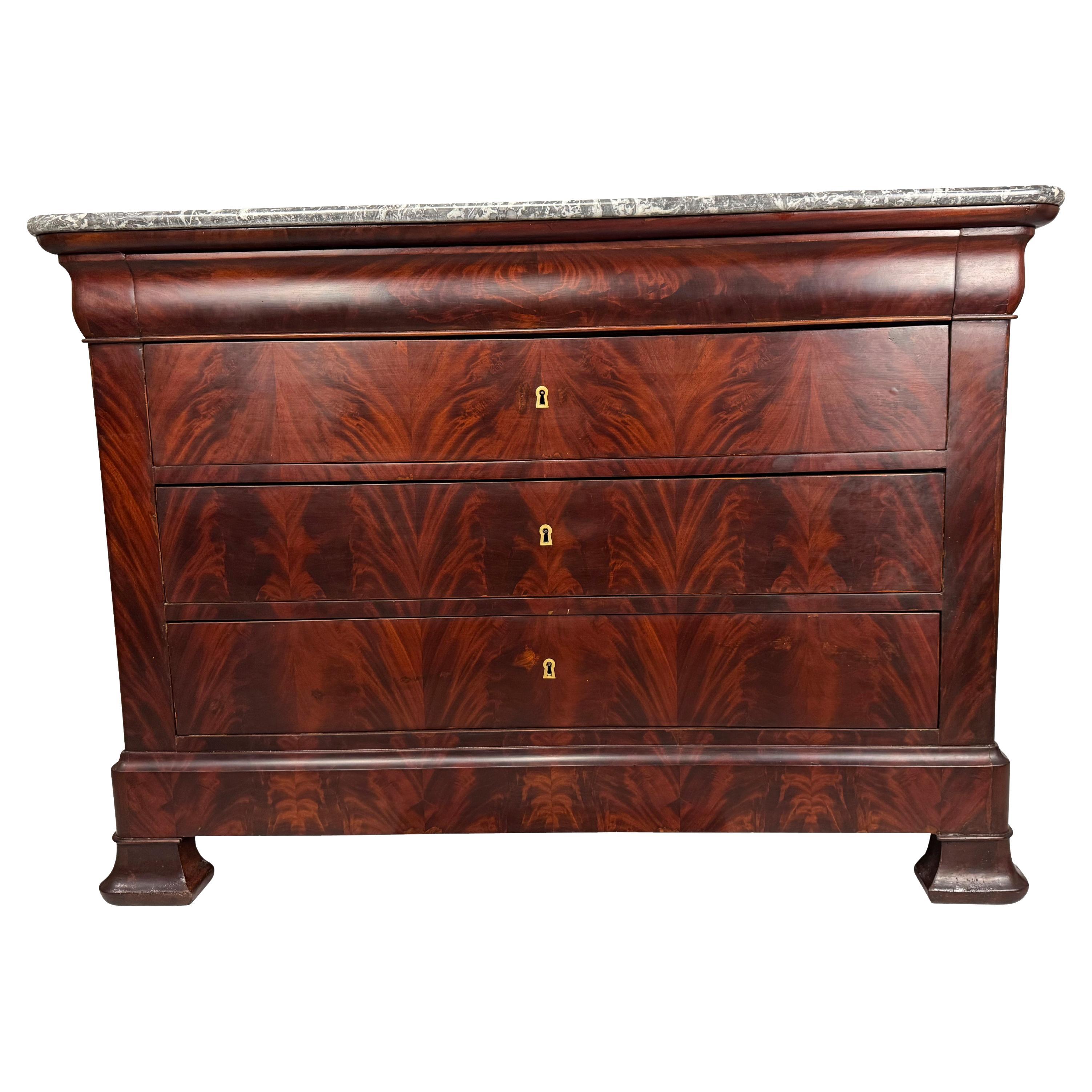 Commode Louis Phillipe en ronce de noyer blanchi avec plateau en marbre gris